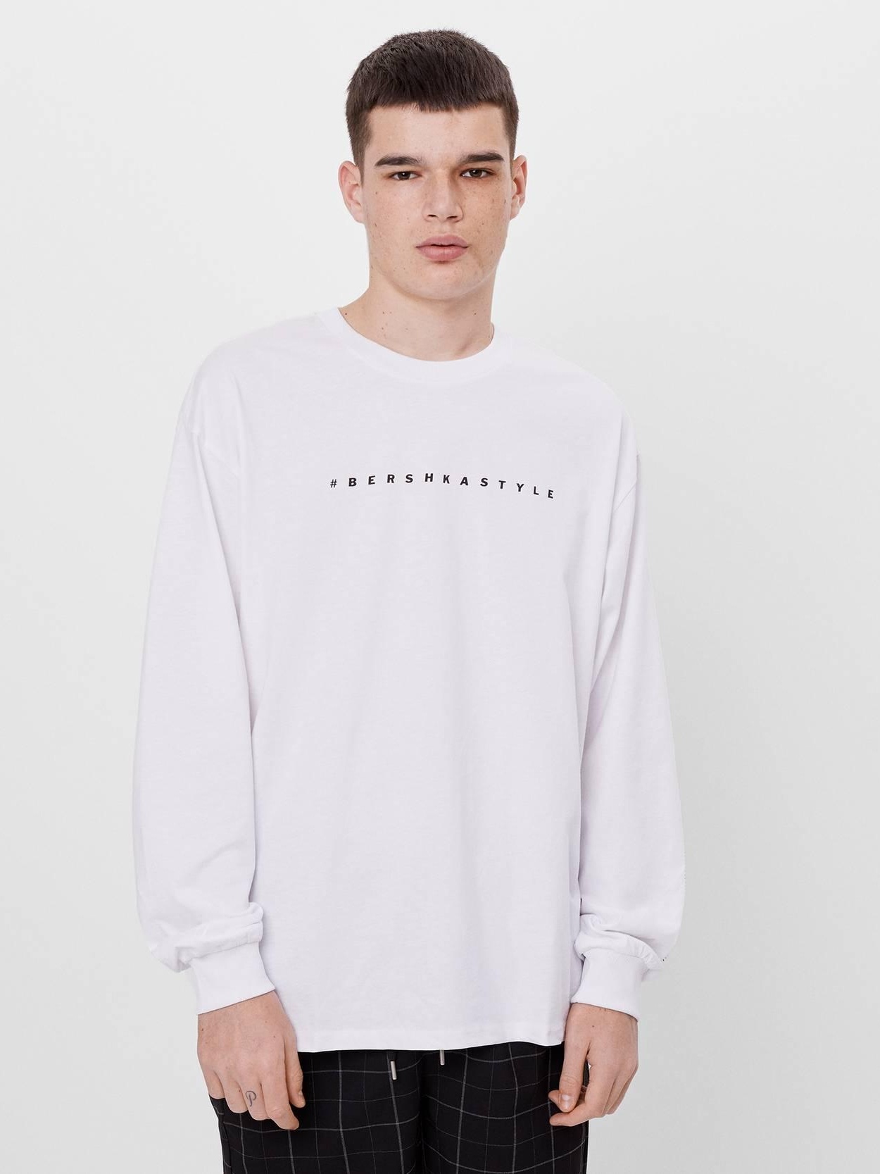

Лонгслив Bershka 7147/545/150-AAPT L Белый с принтом