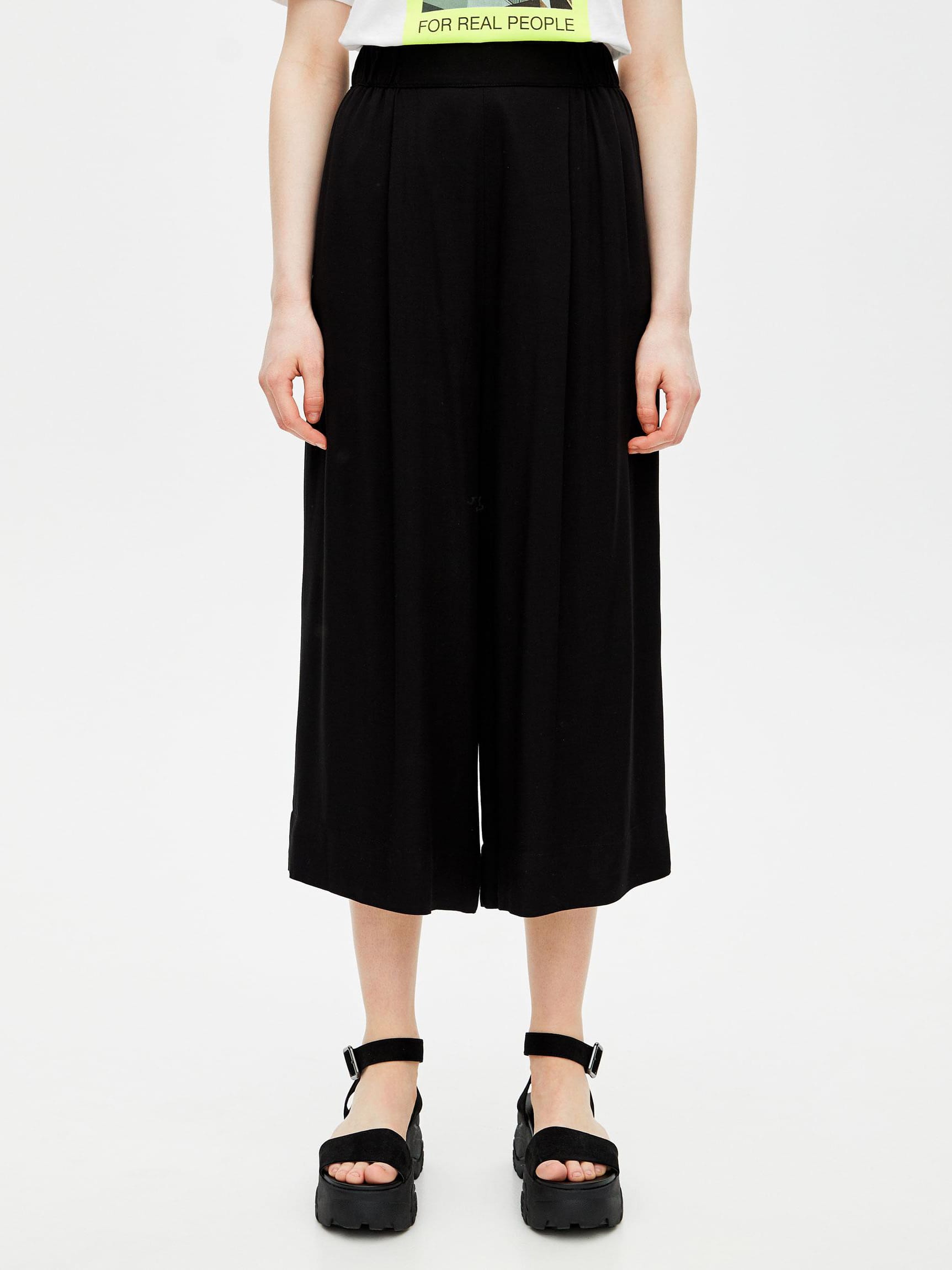 

Брюки Pull & Bear 5679/329/800-AAAD S Черные
