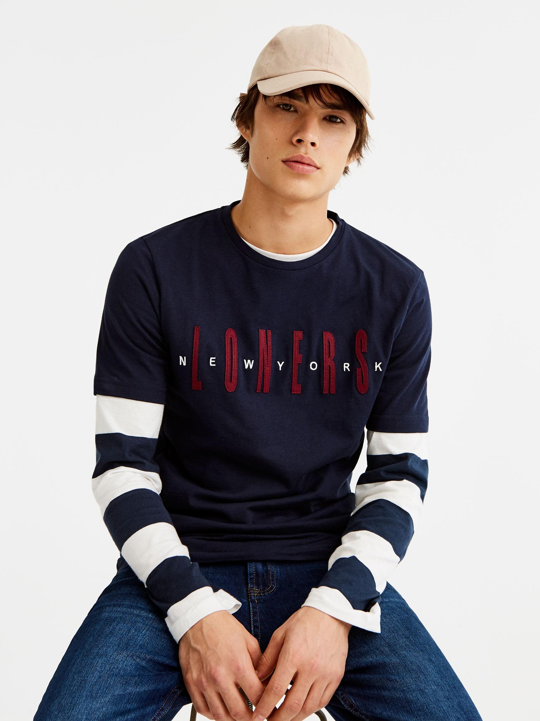 

Футболка Pull & Bear 5230/551/401-ABYG S Темно-синяя с принтом красная