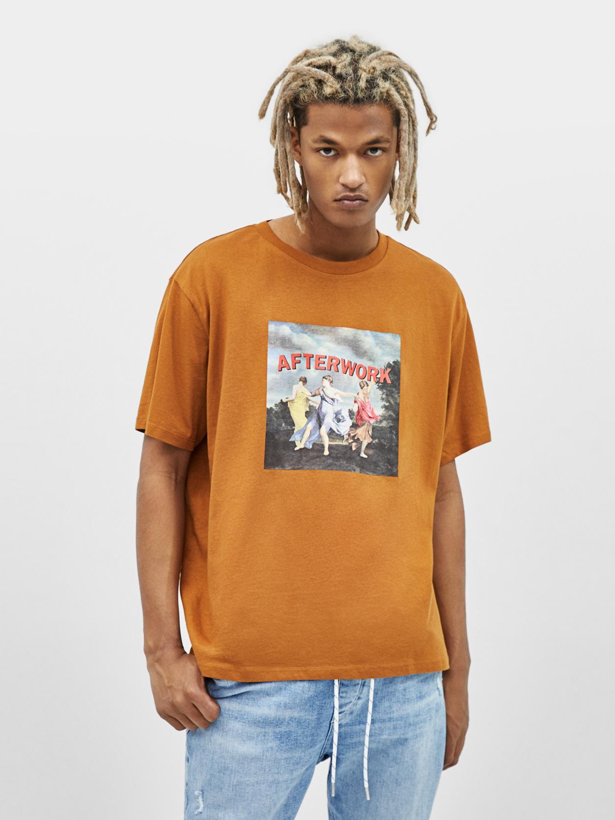 

Футболка Bershka 2629/443/708-ACIU M Коричневая с принтом