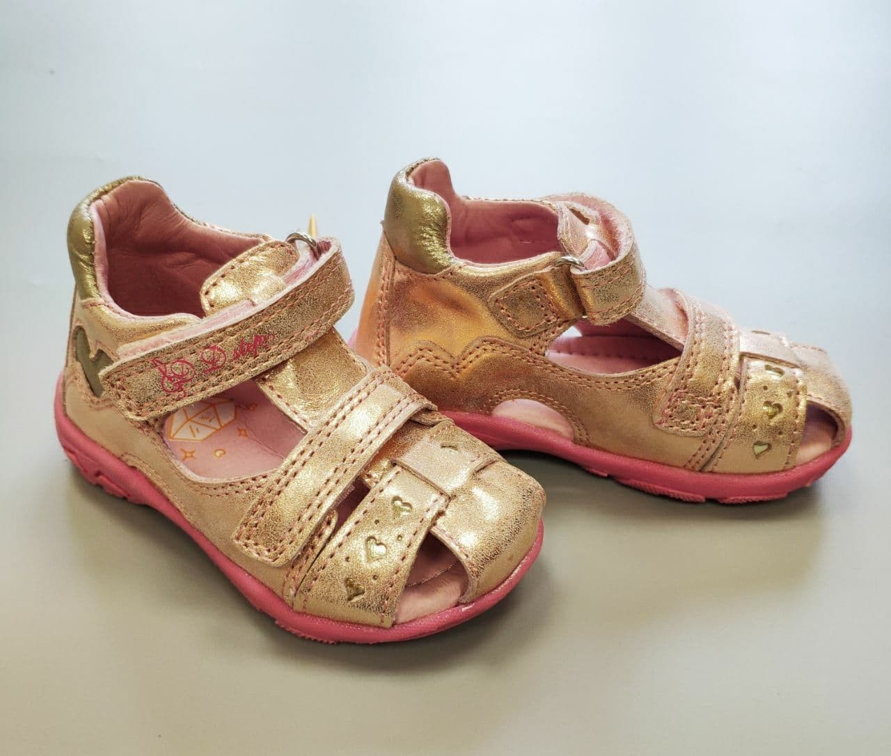 

Босоножки для девочки D.D.Step Metallic Pink Сердечки AC290-497M 27р. 17см Розовый серебристый