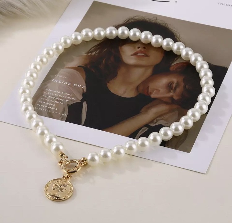 

Колье чокер жемчужное с монеткой