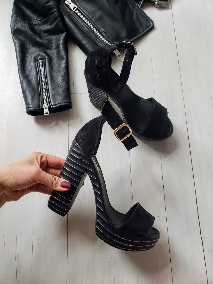 

Черные замшевые босоножки Defiance 37-24см (4038 - 3261)