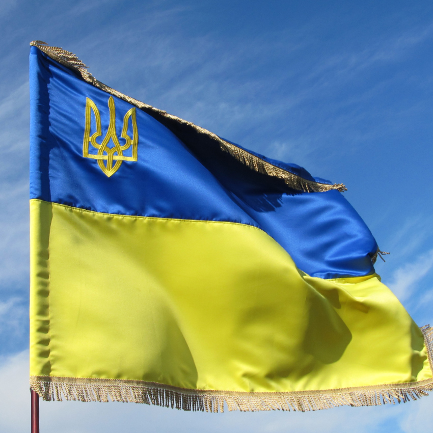 

Прапор України з вишитим тризубом і бахромою з прокатного атласу 90x135 см