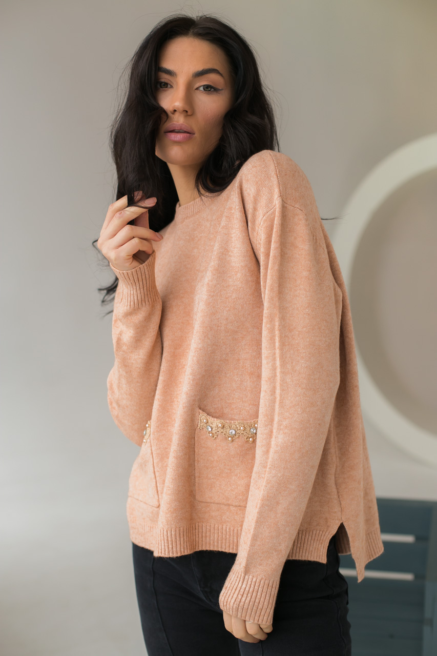 

Классический джемпер с карманами украшенными набивным кружевом камнями и жемчугом - кофейный цвет, XL/XXL