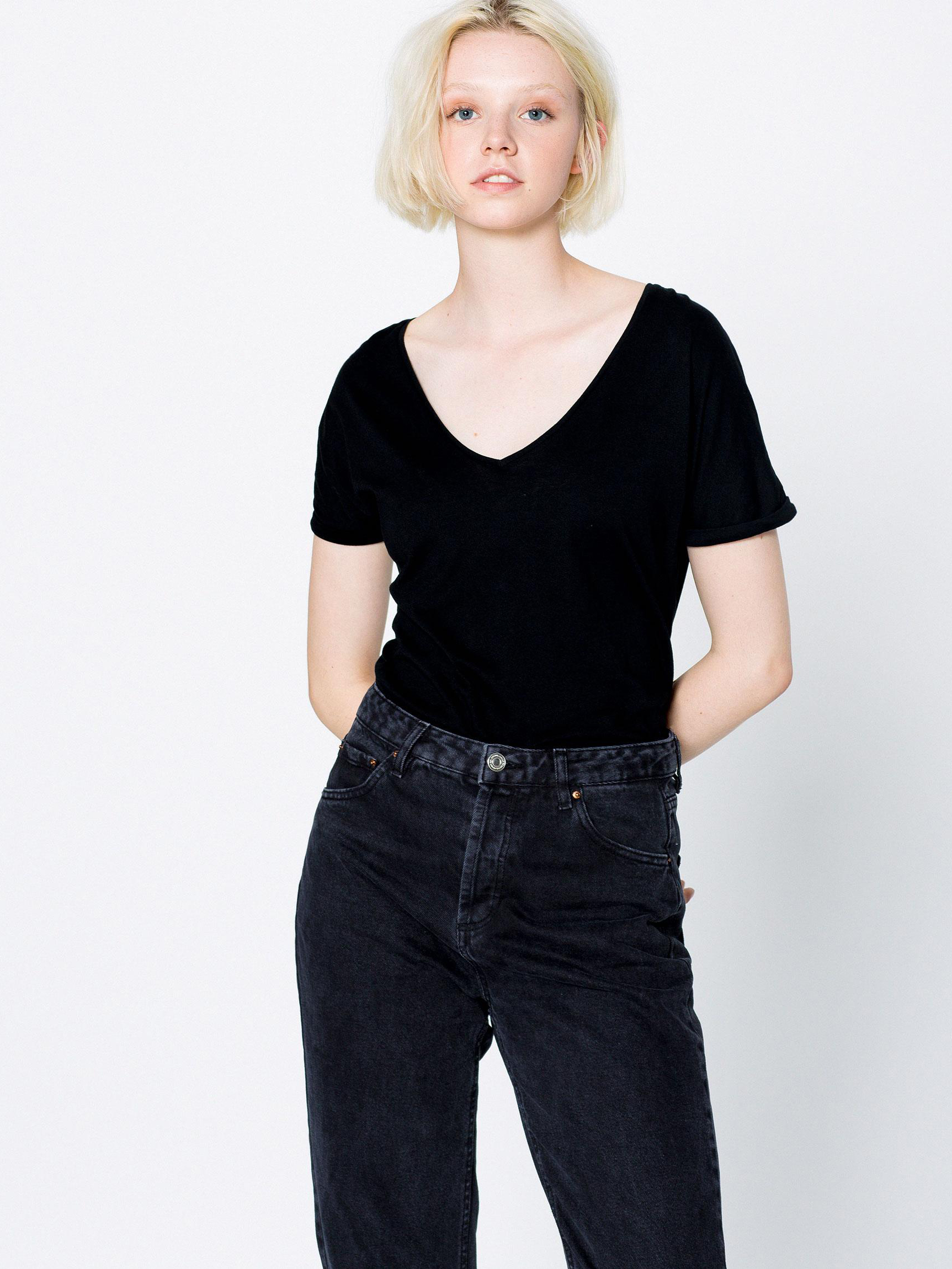 

Футболка Pull & Bear 5237309800-AAAD S Черная