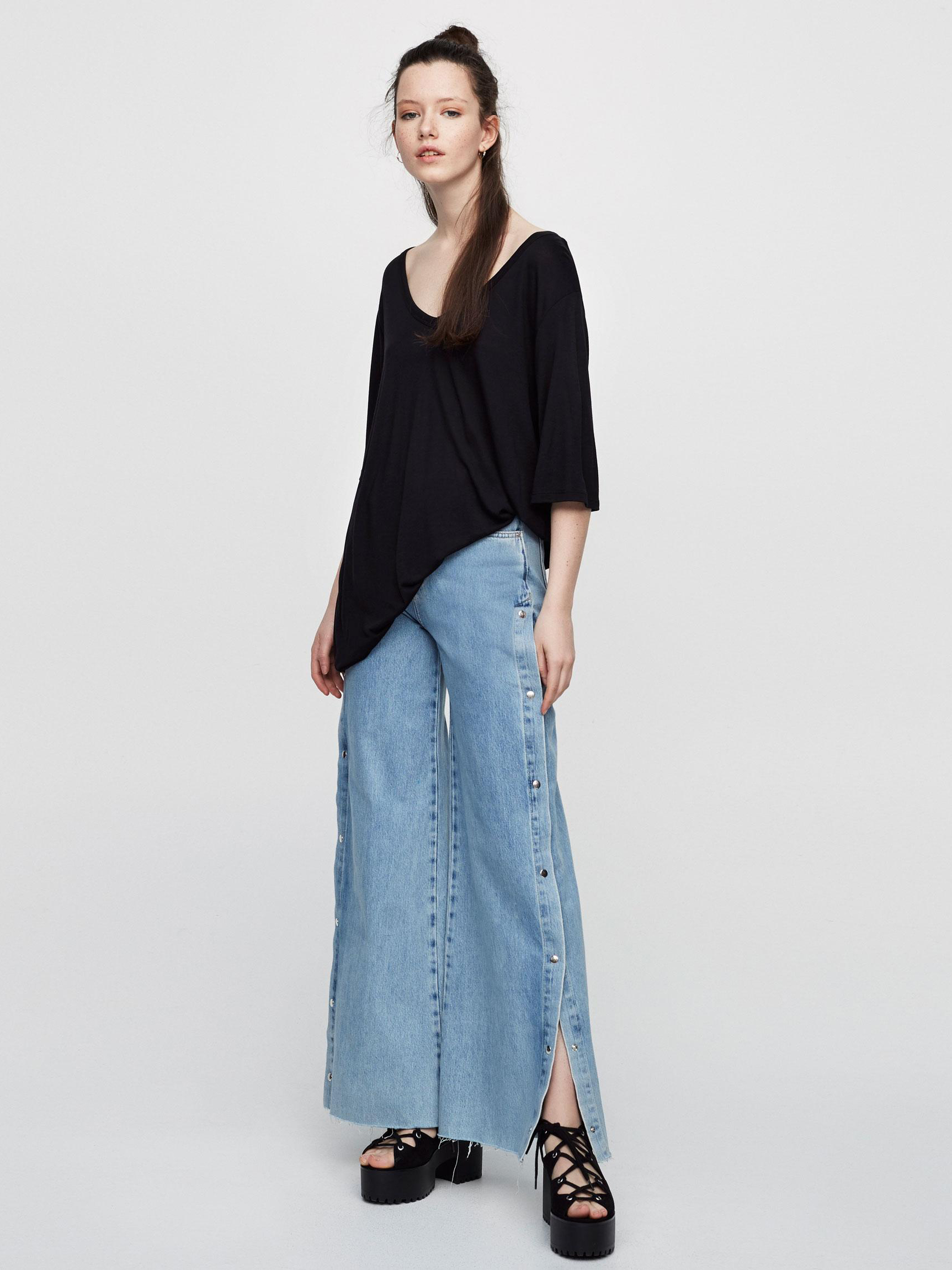 

Футболка Pull & Bear 5236309800-AAAD L Черная