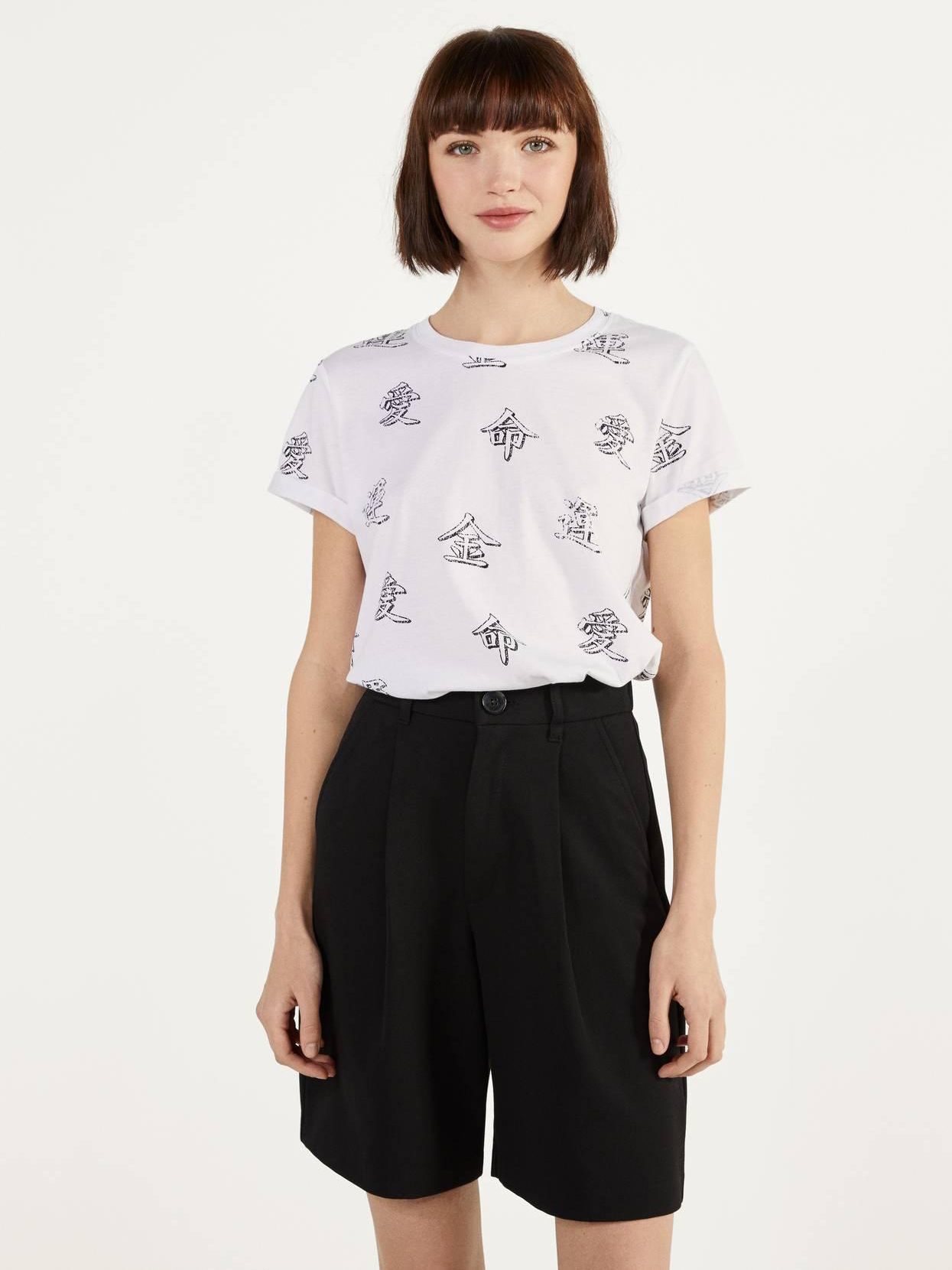 

Футболка Bershka 2428443267-AAOL S Белая с черным