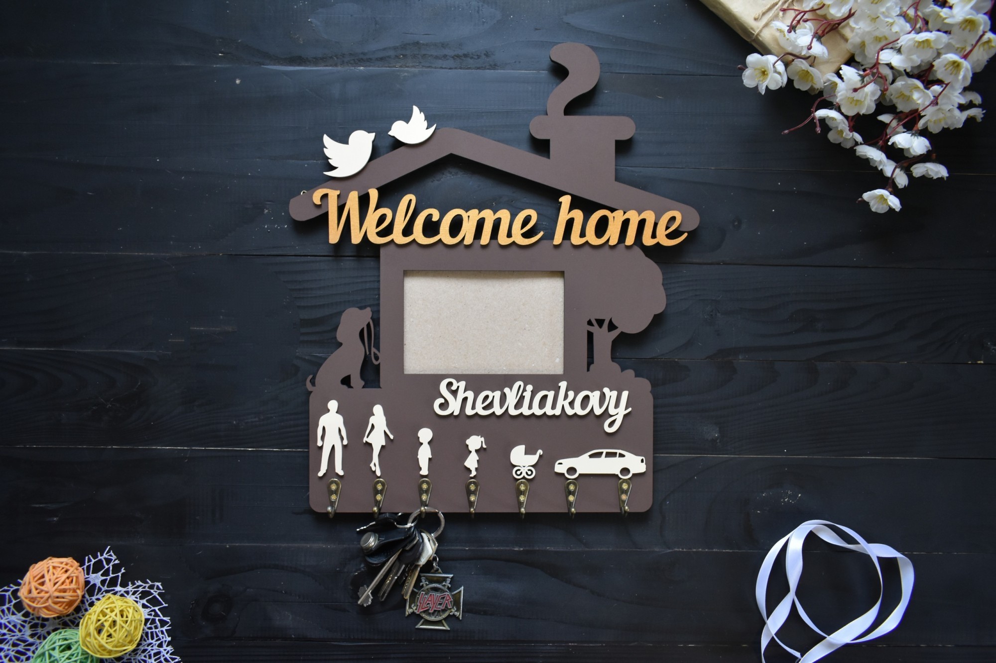 

Ключница в виде домика из дерева с фамилией и фоторамкой 10х15 см "Welcome Home" под заказ (Ключ0003)