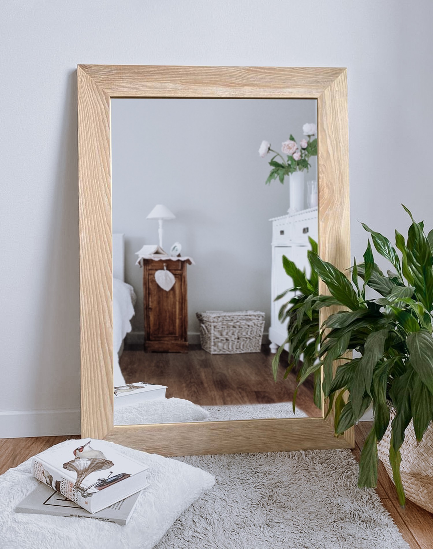 

Настенное зеркало в деревянной раме HomeDeco белое 70х50