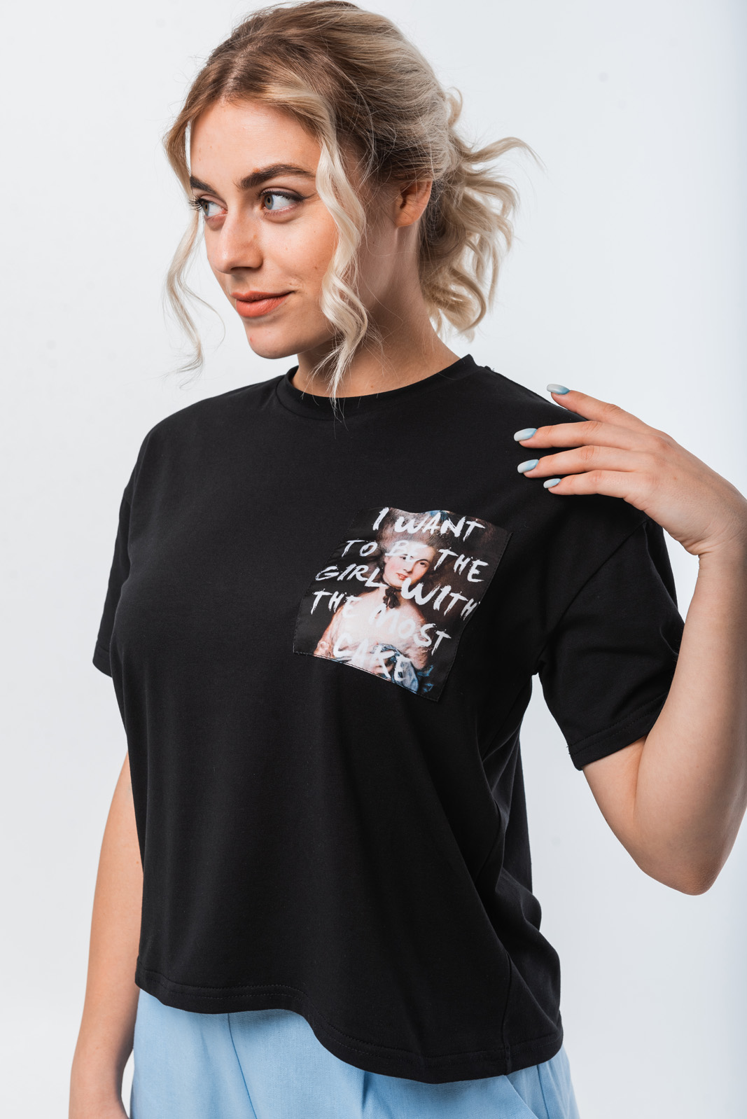 

Футболка лето Wear me женская укороченная с принтом на кармане / Чёрный 1w/88/29/3, Футболка лето Wear me женская укороченная с принтом на кармане XS/S Чёрный 1w/88/29/3