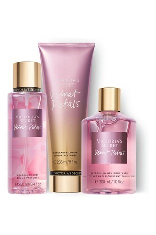 

Подарочный набор Victoria's Secret Velvet Petals спрей 250 мл + лосьон 236 мл + гель для душа 300 мл