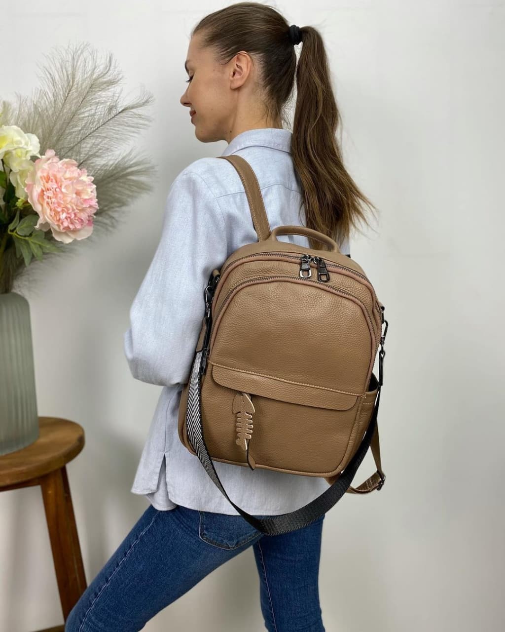 

Женский кожаный рюкзак 31 25 11 см Magicbag Темно-бежевый
