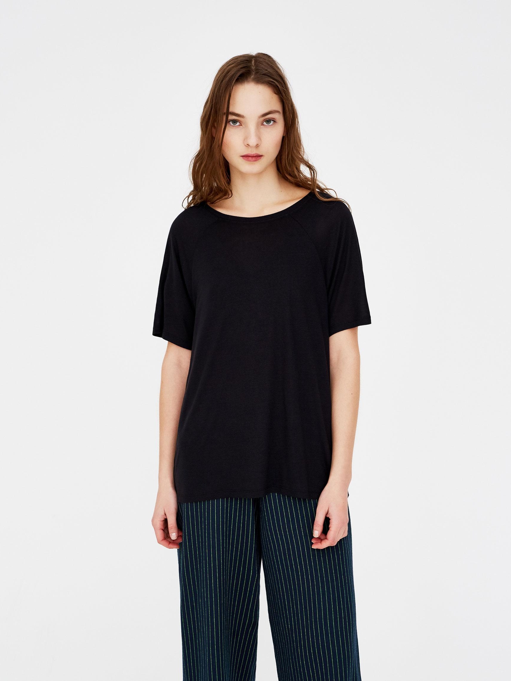 

Футболка Pull & Bear 5230302800-AAAD M Черная