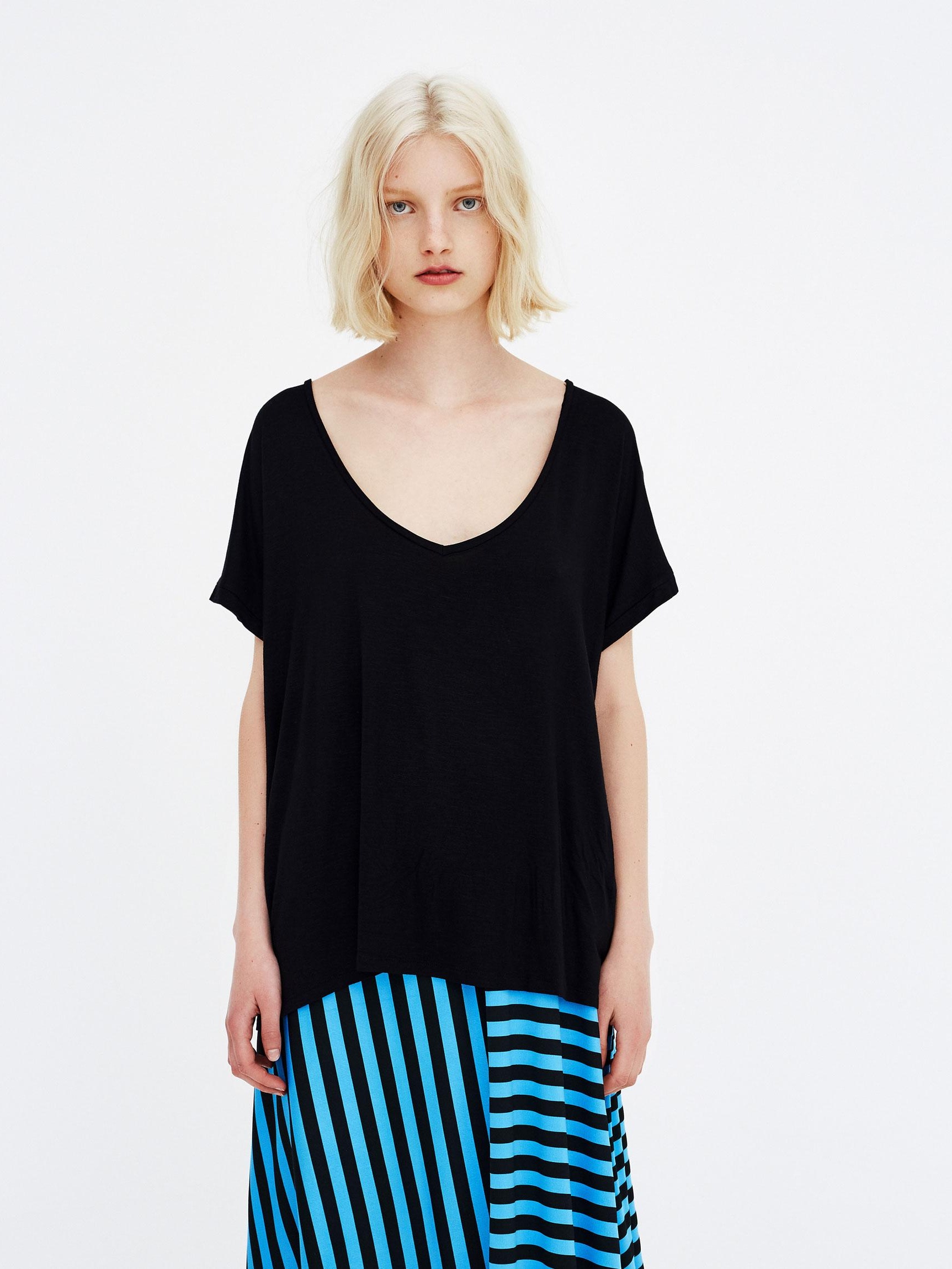 

Футболка Pull & Bear 9233/301/800-AAAD S Черная