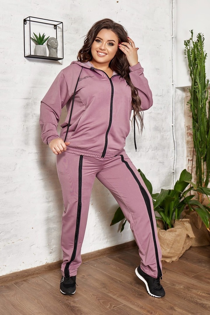 

Спортивный костюм с капюшоном брюки спереди лампас на молнии двухнить Miss Podium Фрезовый, Спортивный костюм с капюшоном брюки спереди лампас на молнии двухнить Miss Podium Фрезовый 56