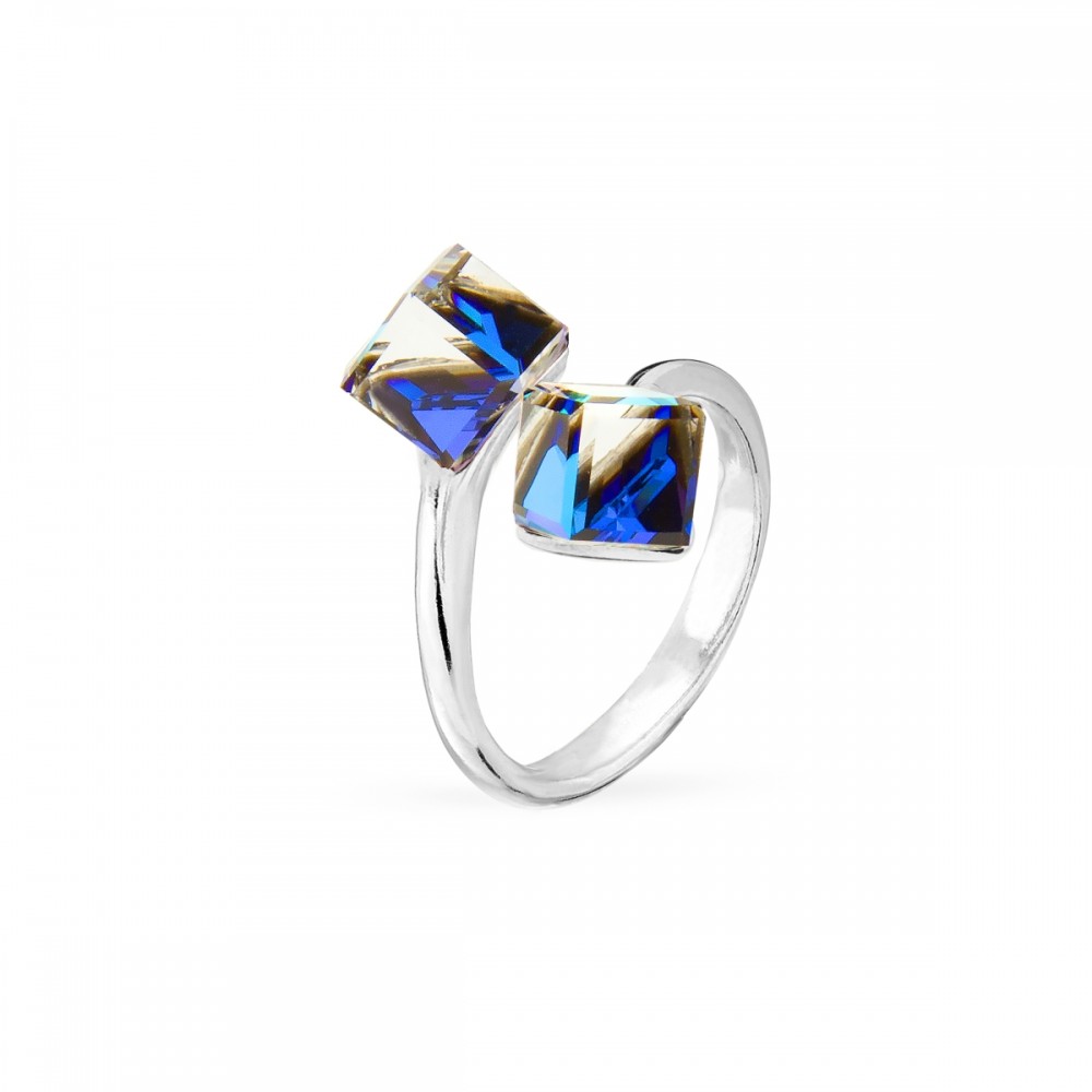 

Серебряное кольцо Spark со Swarovski Cube P48416PBB