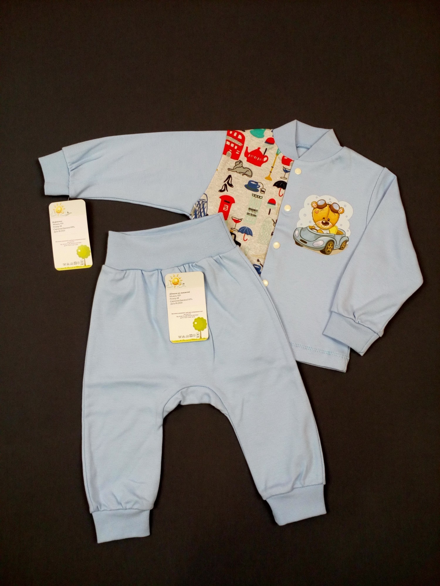 

Комплект для мальчика (кофточка + штанишки) HappyTot Мишка автомобилист 68см голубой с серым 930н