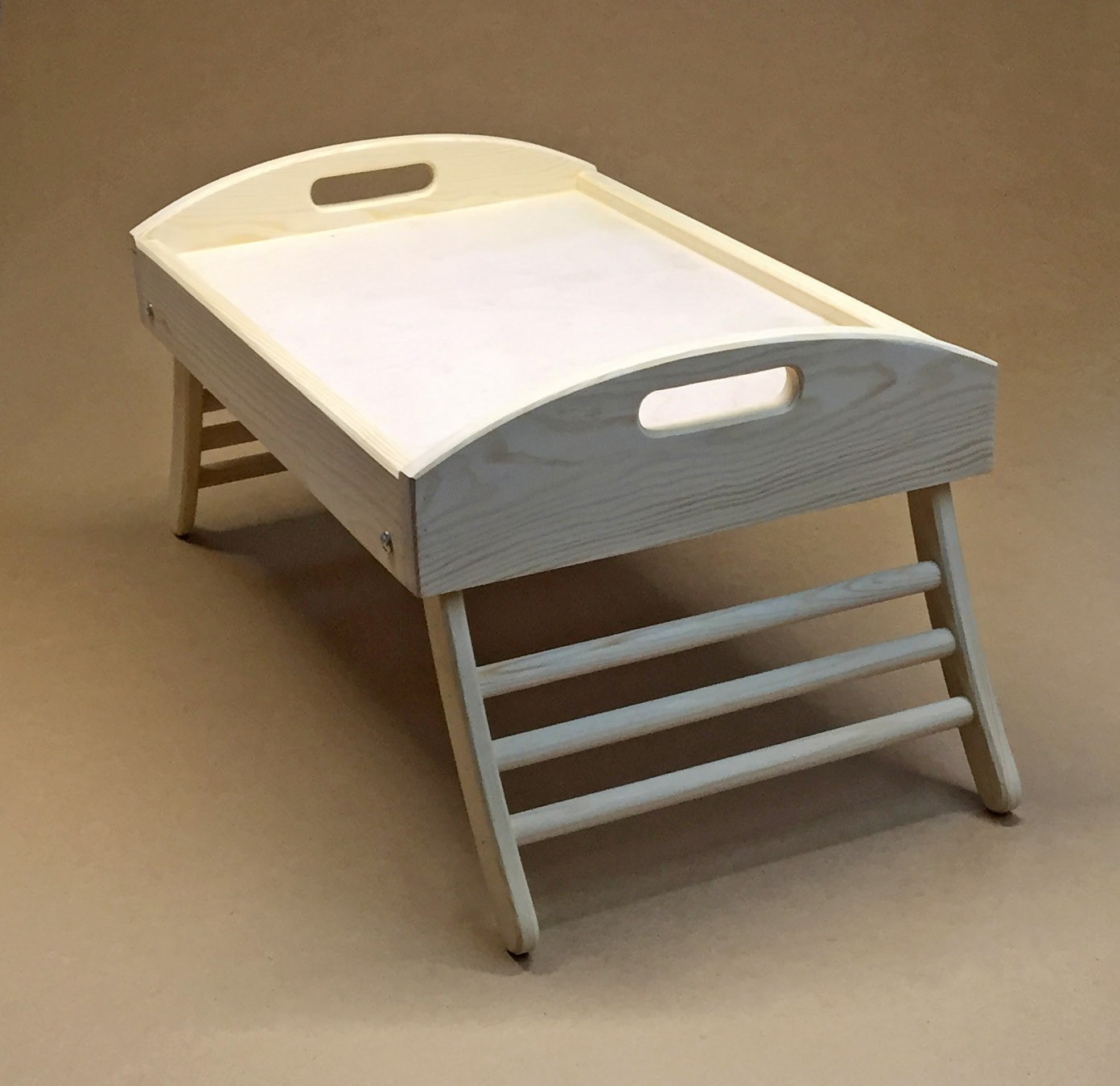 

Прикроватный столик-поднос из натурального дерева IZD Калифорния с ручками 59,5х40х12 см Шлифовка СТП-001100