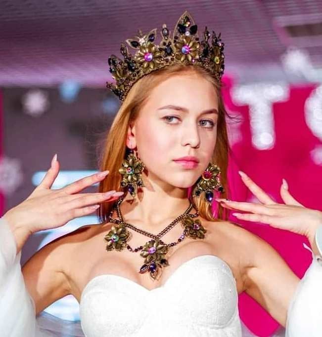 

​Набір корона на голову, сережки та намисто by Swetlana Galaychuk Авторська ручна робота (Код товару 4К-набір)