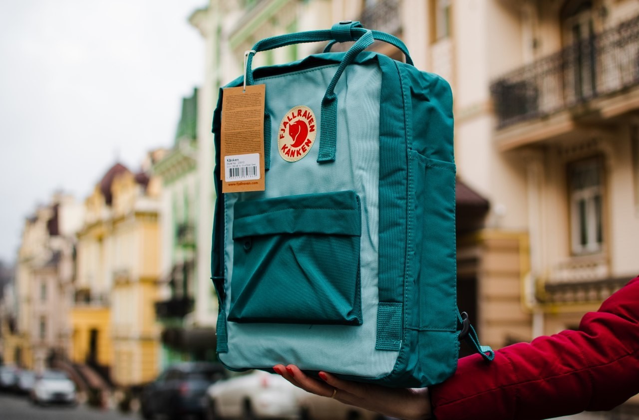 

Молодежный рюкзак Fjallraven Kanken Classic Ocean Green-Air Blue F23510.28 голубой