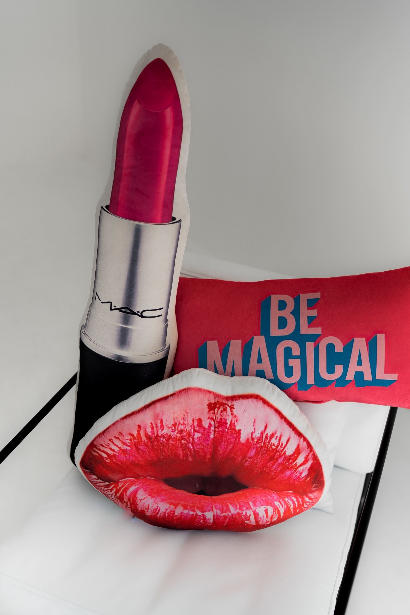 

Набор декоративных подушек IPQ "Губы 35 см + be magical 45 см + помада 80 см"