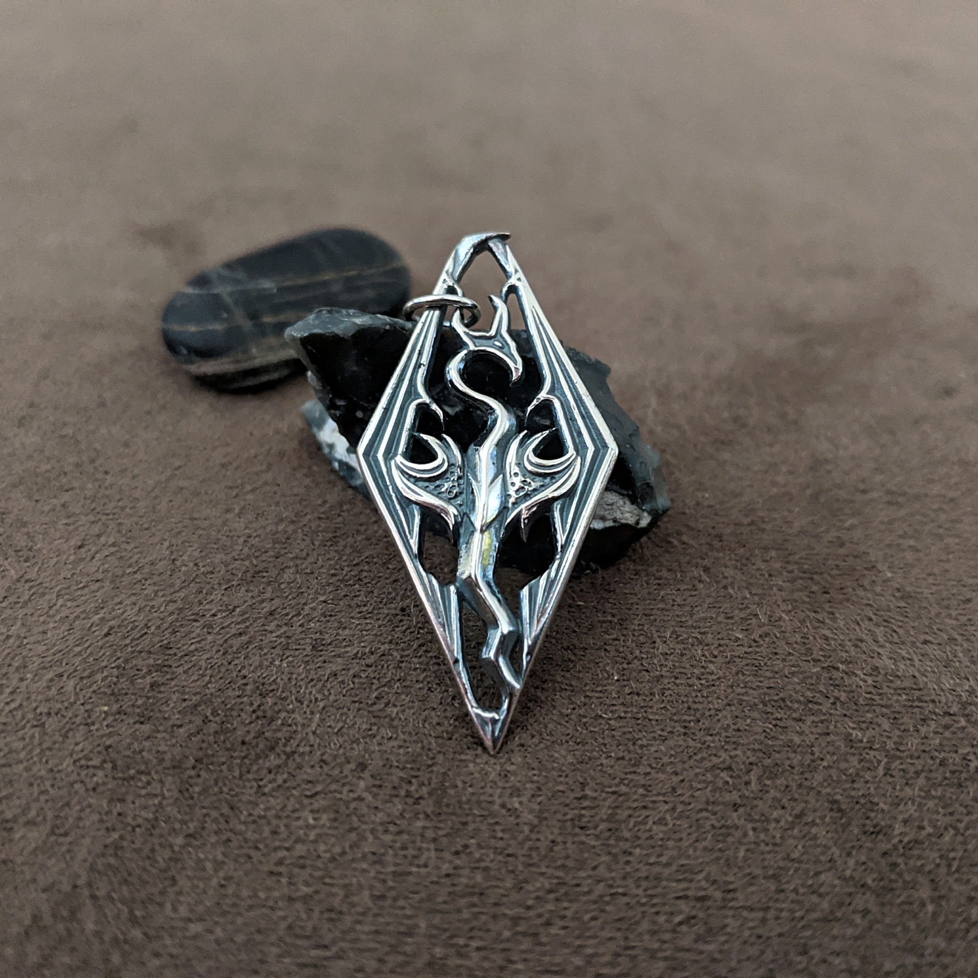 

Серебряный кулон "Skyrim" ручная работа 1141