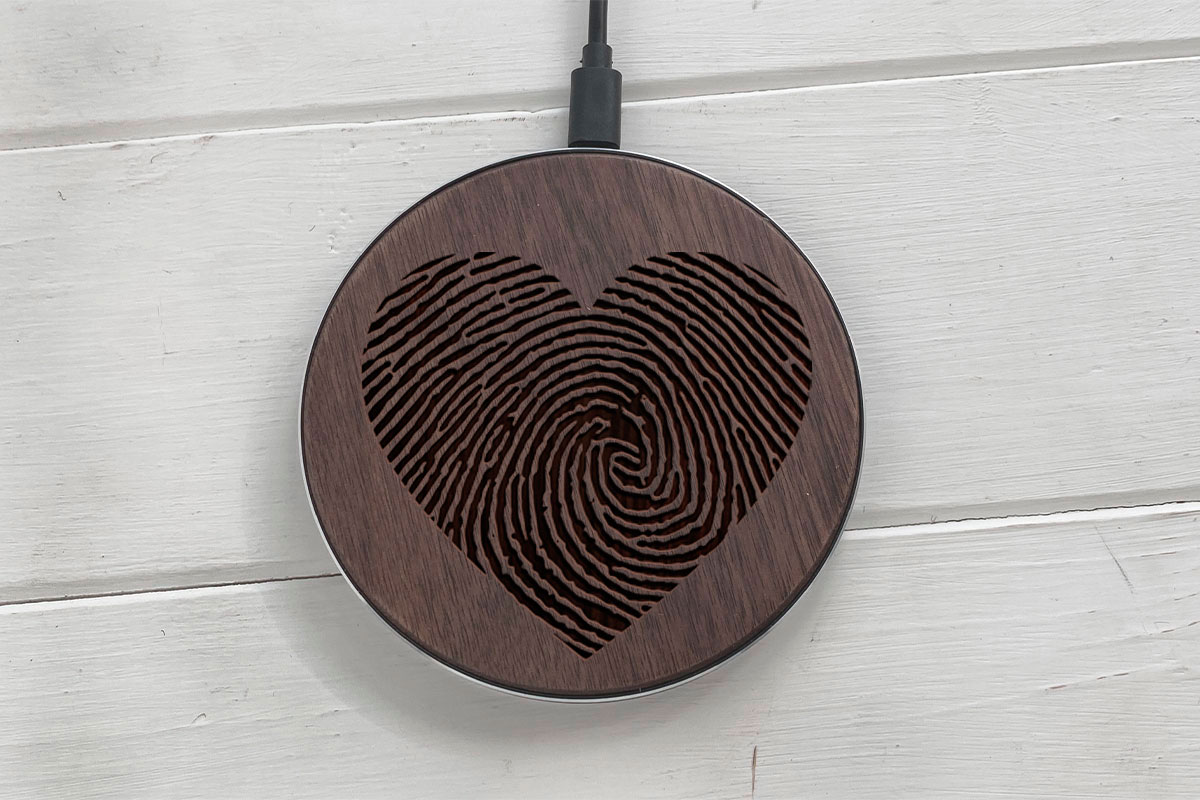 

Быстрая беспроводная деревянная зарядка SkinWood Black Fast Charge Heart2