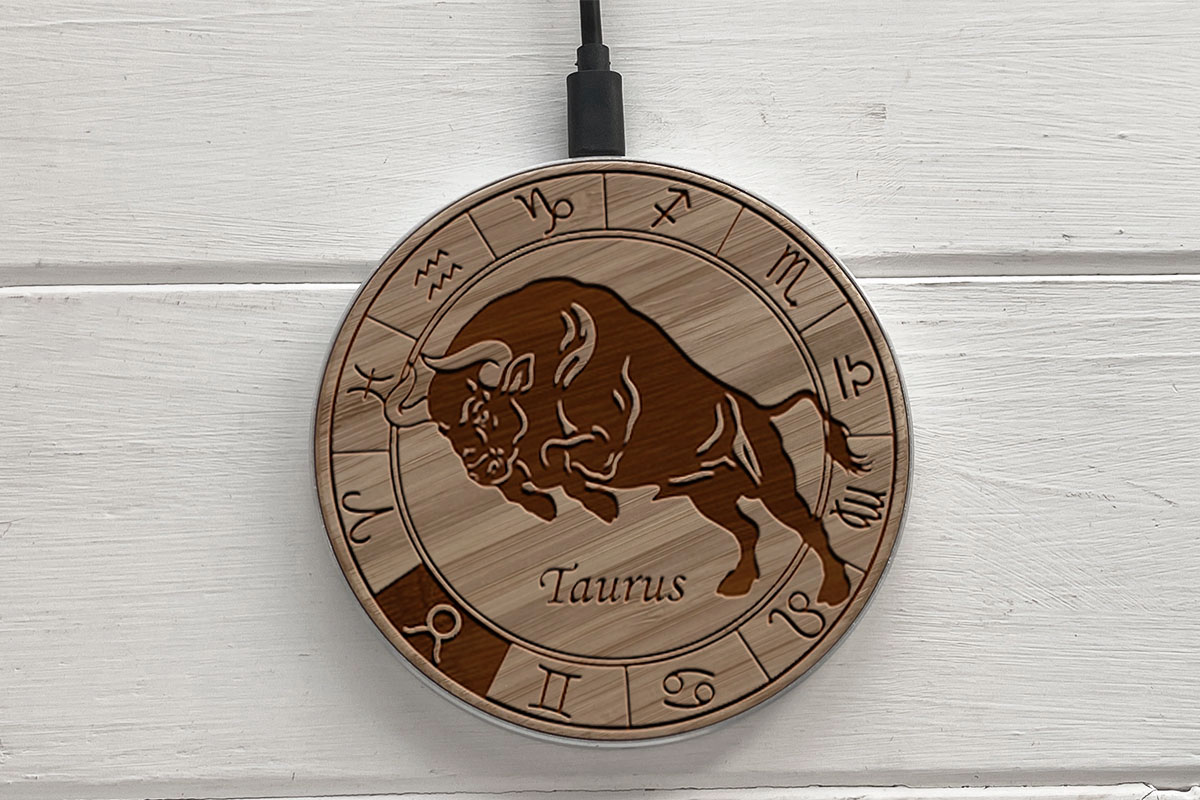 

Быстрая беспроводная деревянная зарядка SkinWood White Fast Charge Taurus
