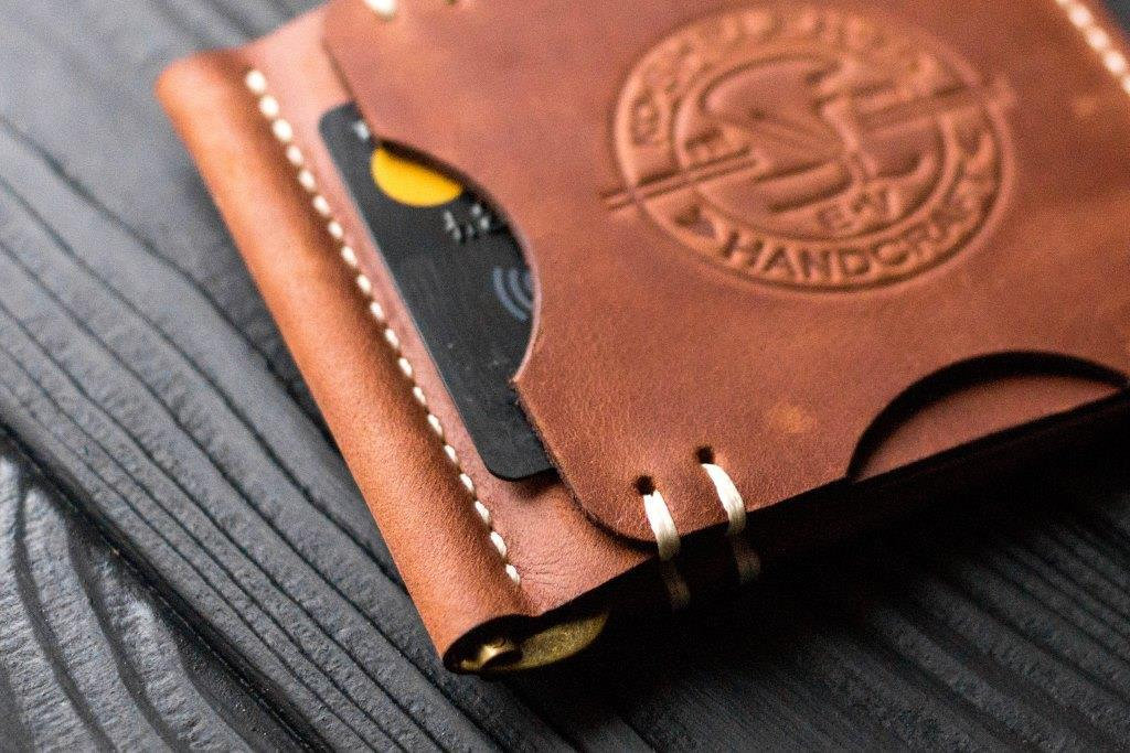 

Зажим для денег из кожи mod.Сracker коньячный + ПОДАРОК