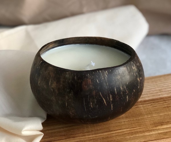 

Свеча ароматическая Coconut Home из смеси натуральных восков в кокосовой чаше Ягоды (482-302)