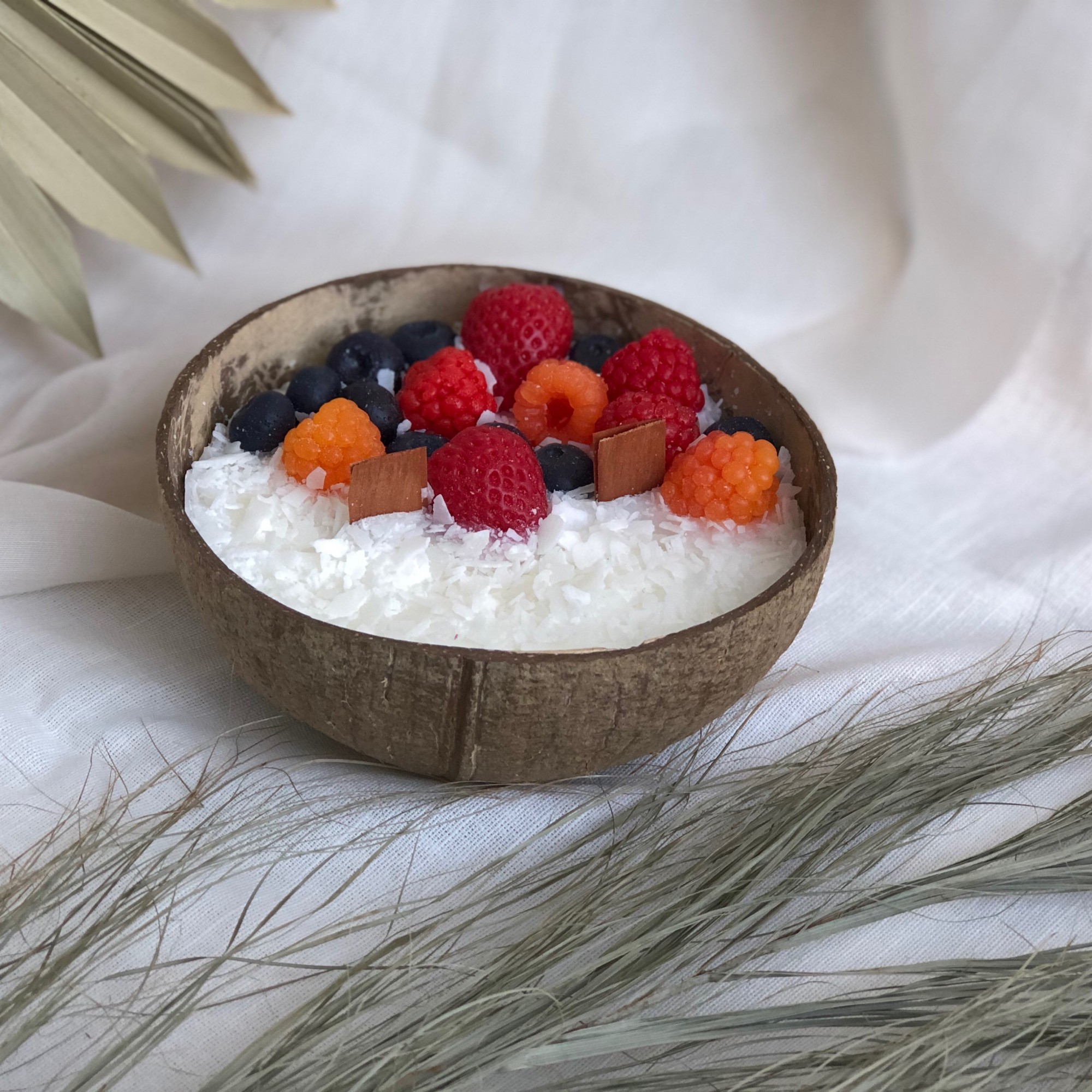 

Свеча ароматическая Coconut Home из смеси натуральных восков в кокосовой чаше Smoothie bowl (​482-330)