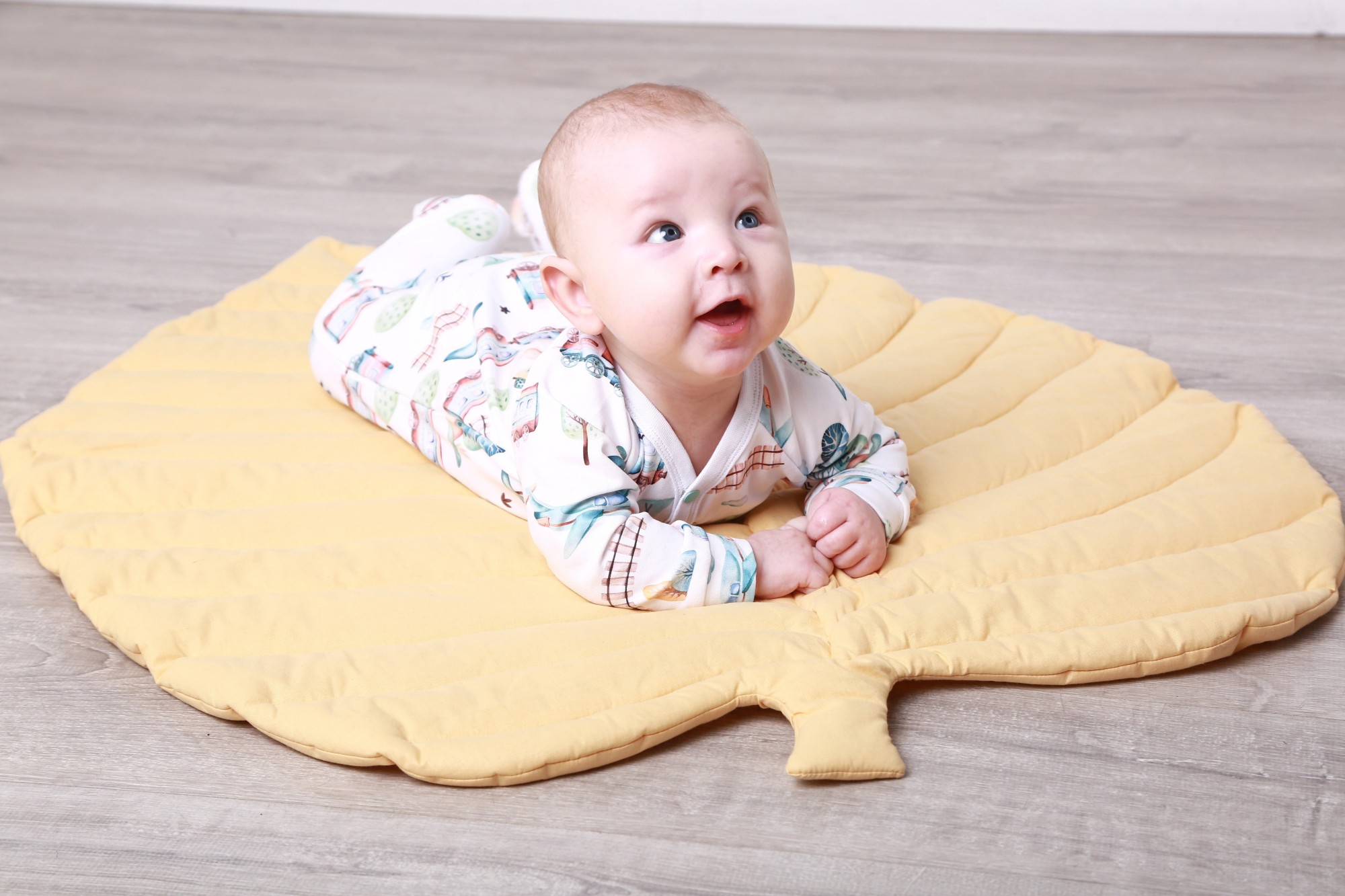 

Коврик в детскую комнату MammyDo Yellow желтого цвета в форме листика