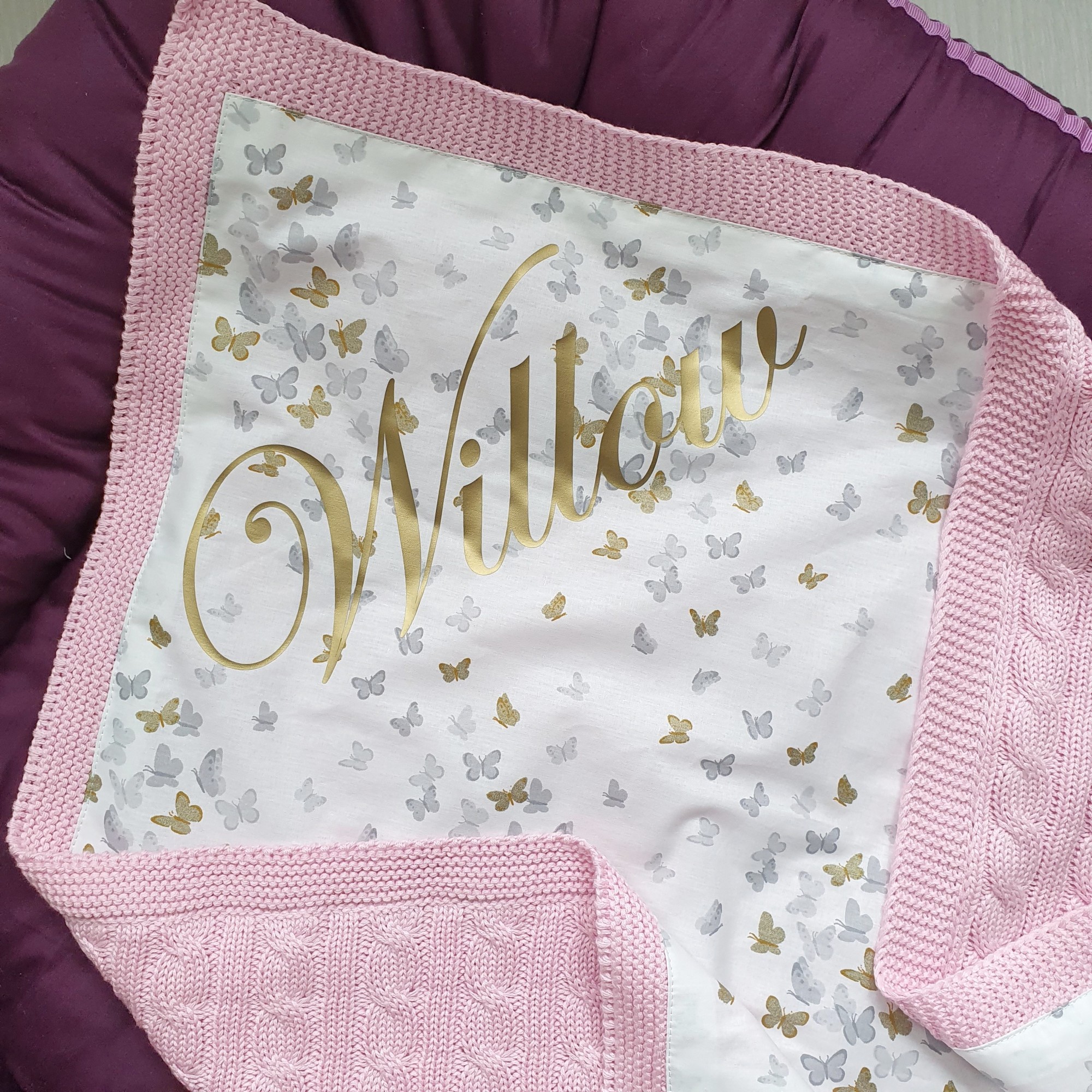 

Именной детский плед MammyDo Grey Butterflies розовый с бабочками