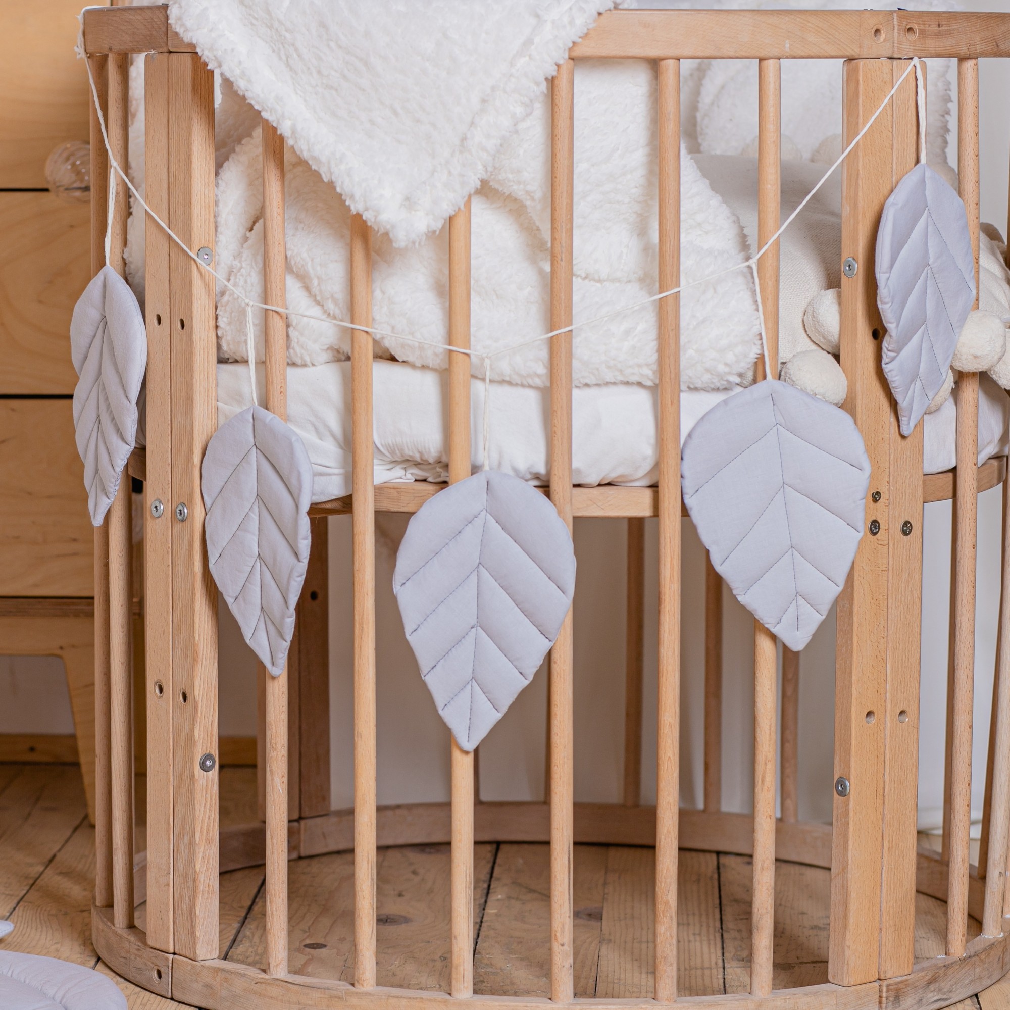 

Гирлянда из листиков MammyDo Grey leaves на 5 листиков серая