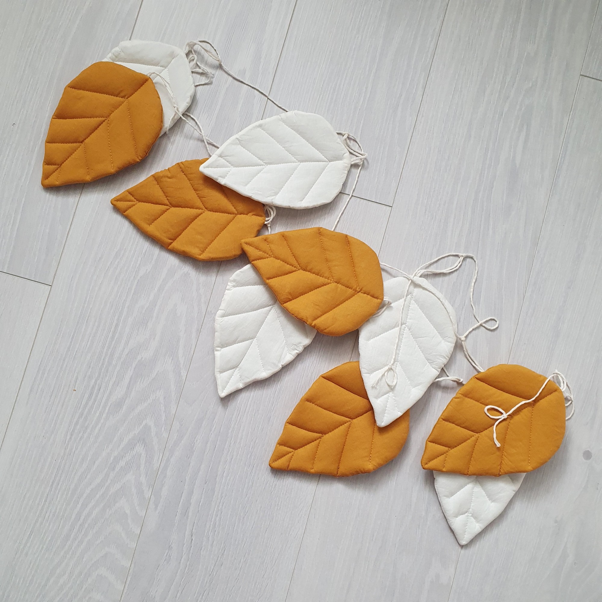 

Гирлянда из листиков MammyDo Orange&Beige leaves на 10 листочков разноцветная