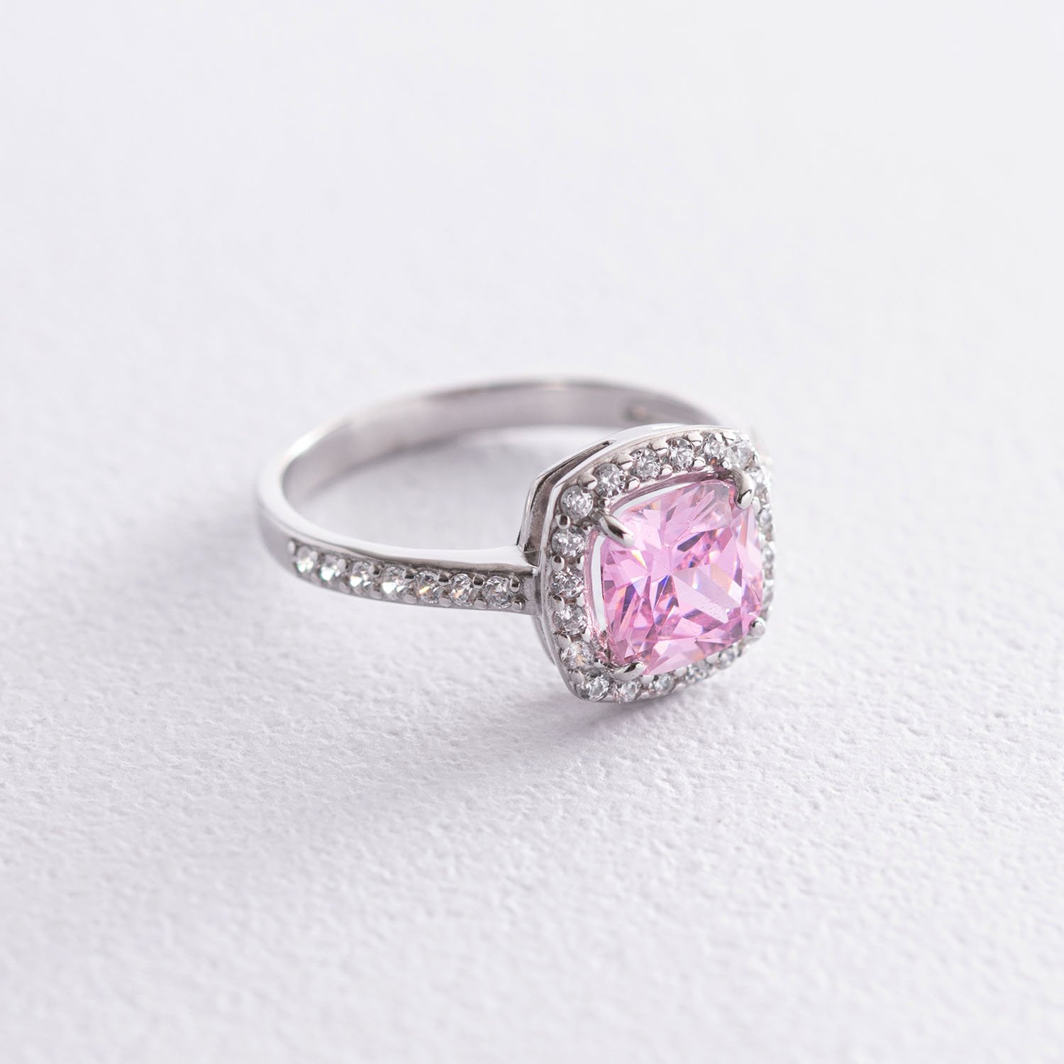 

Серебряное кольцо с белыми и розовыми фианитами 112583 Оникс 18