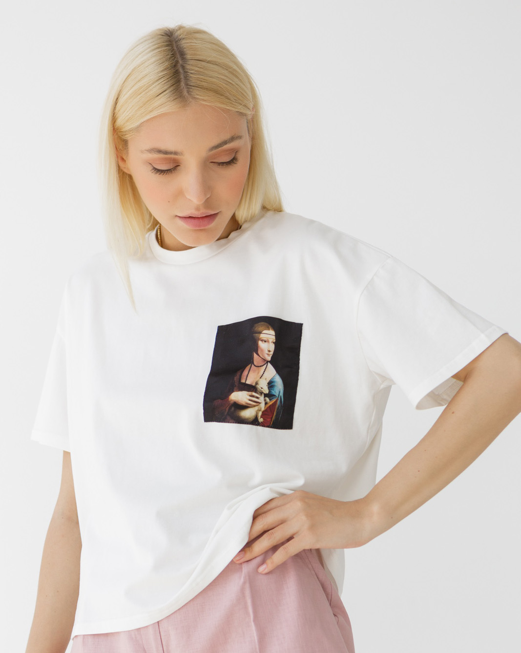 

Футболка лето Wear me женская укороченная с принтом "Дама с горностаем" М/ Белый 1w/88/12, Футболка лето Wear me женская укороченная с принтом "Дама с горностаем" М/L Белый 1w/88/12