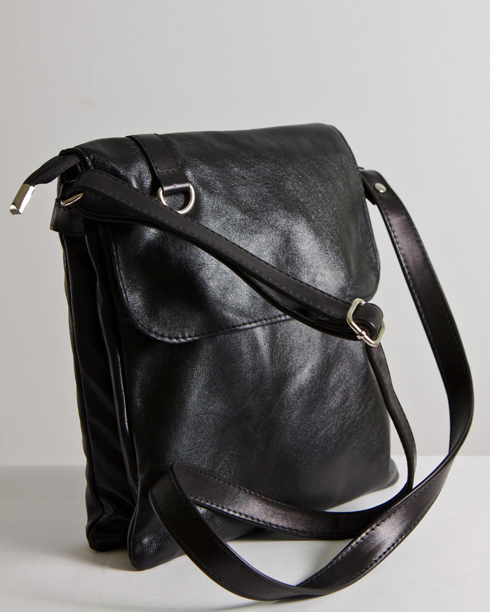 

Женская сумка кожаная BagTur 08 черная 01080101