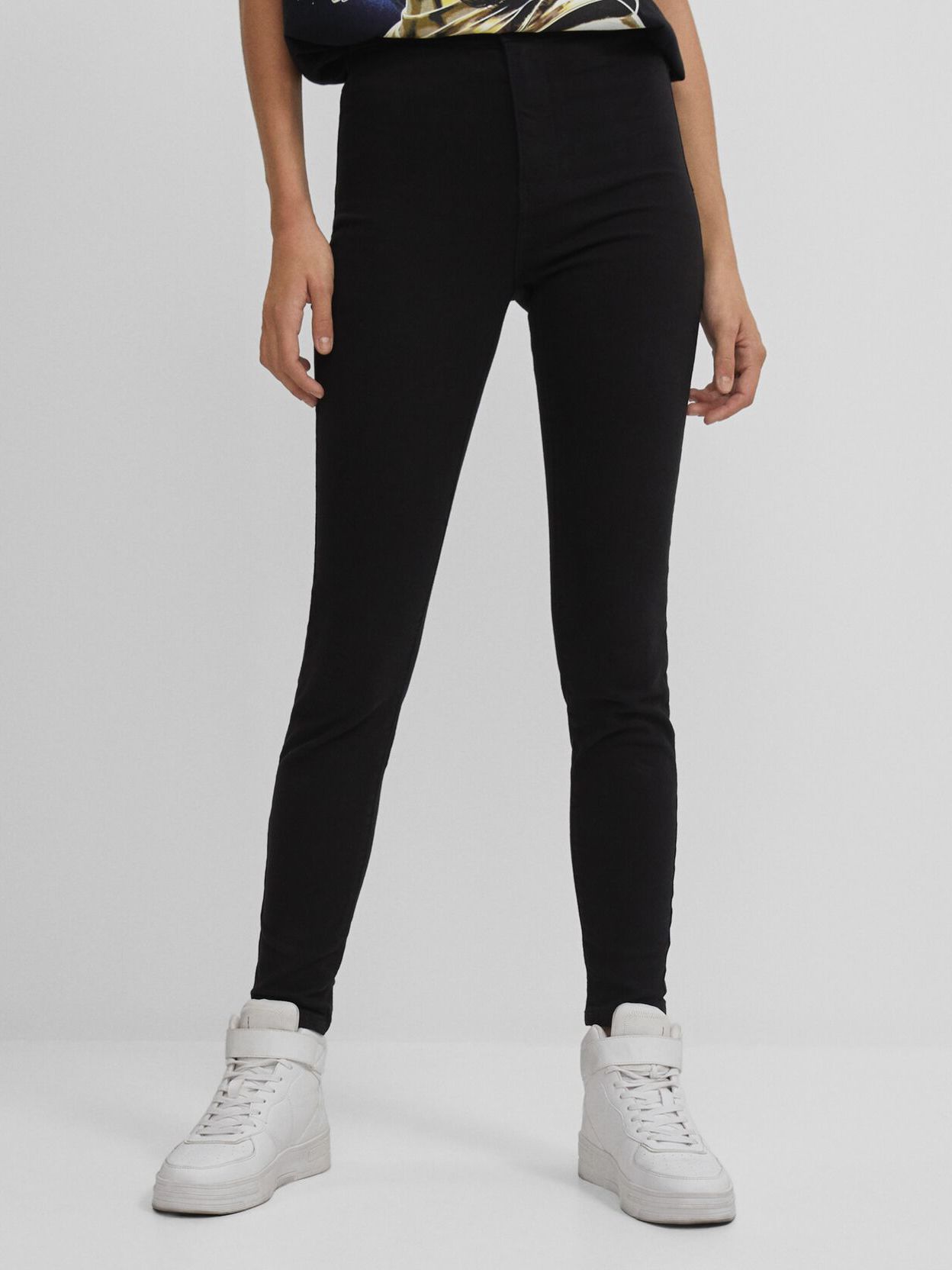 

Джинсы Bershka 00050019800 34 Черные