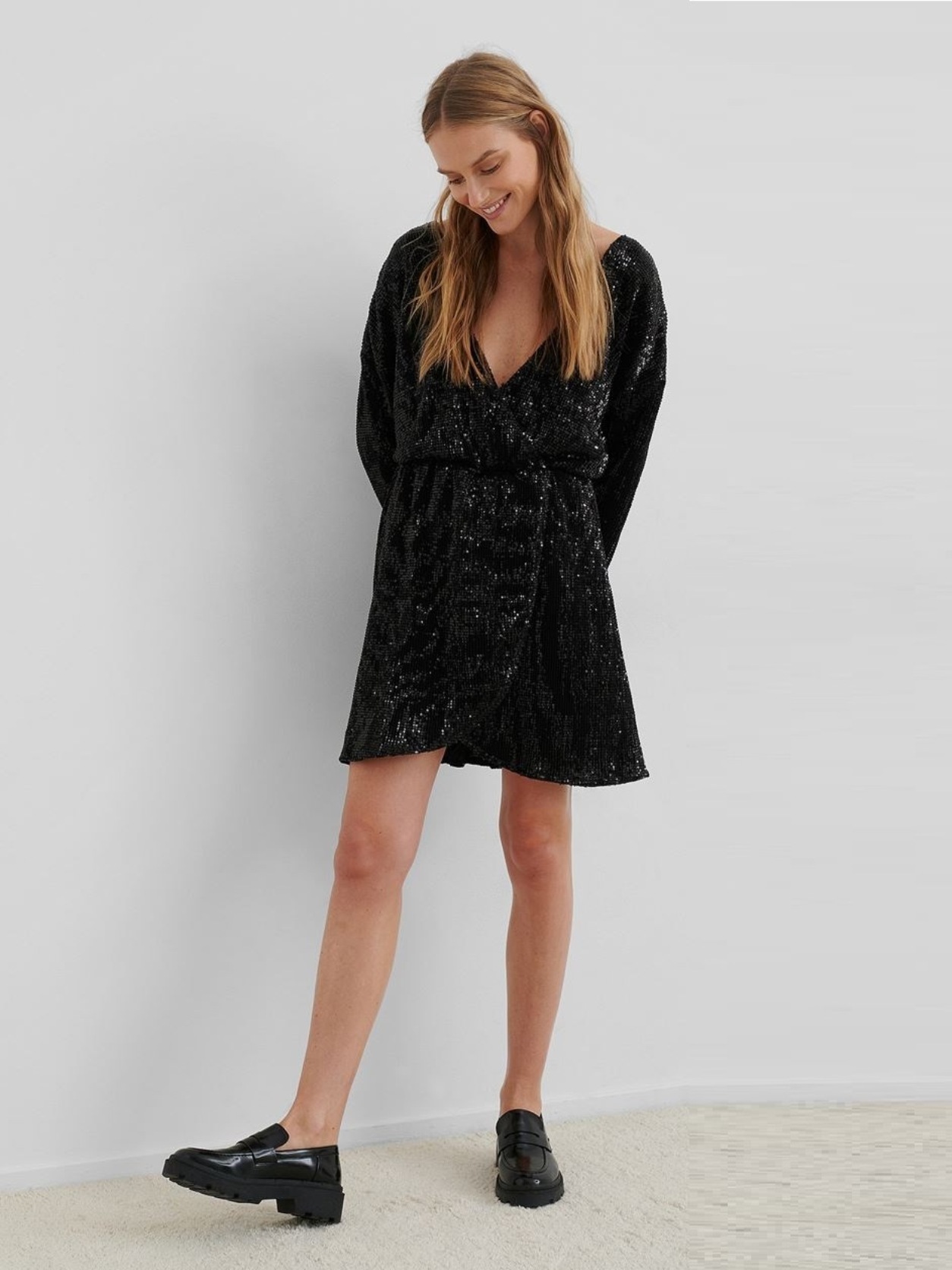 

Мини-платье с пайетками внахлест NA-KD 1017000578  Черный, Мини-платье с пайетками внахлест NA-KD 1017000578 S Черный