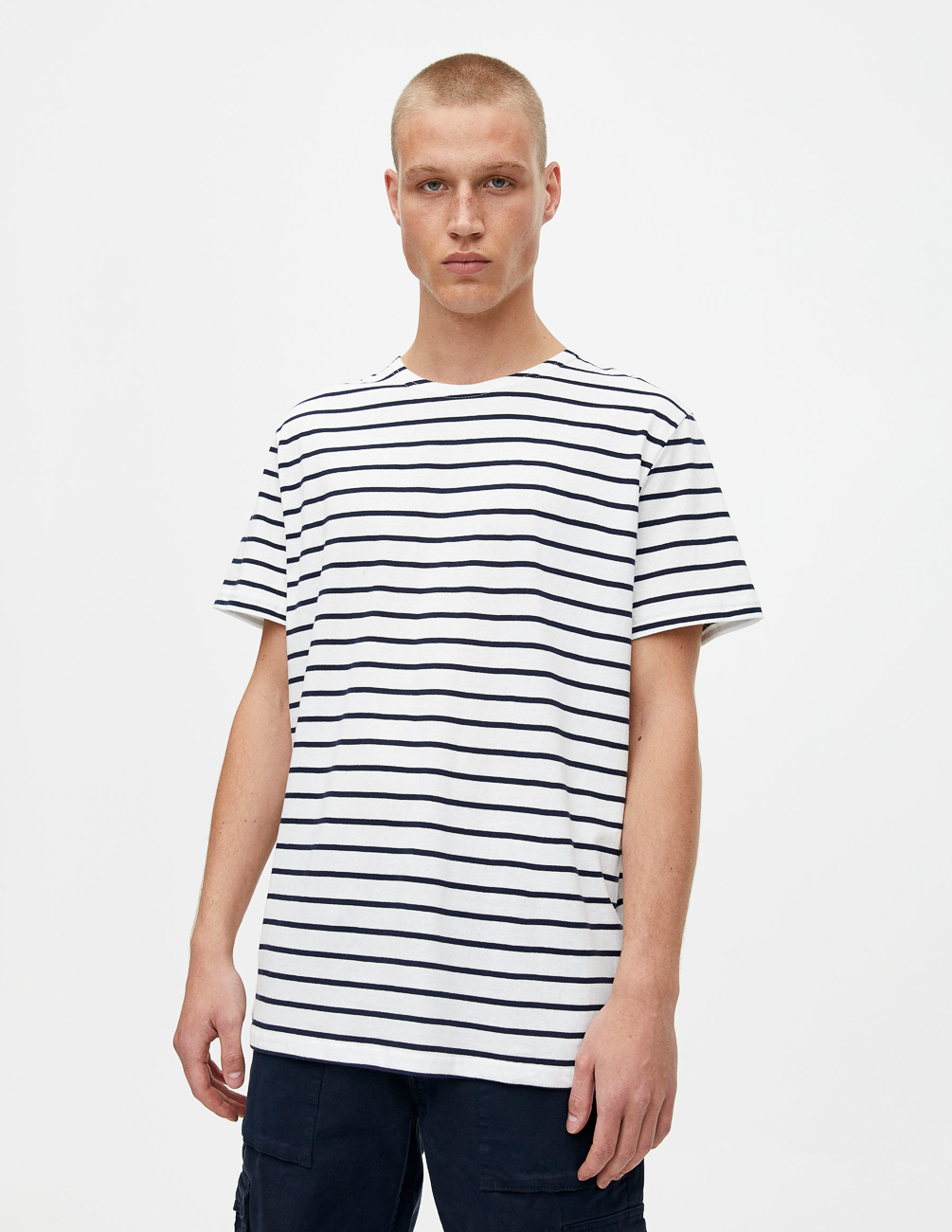 

Футболка PULL & BEAR М0111809 (9234/546/401) цвет белый M