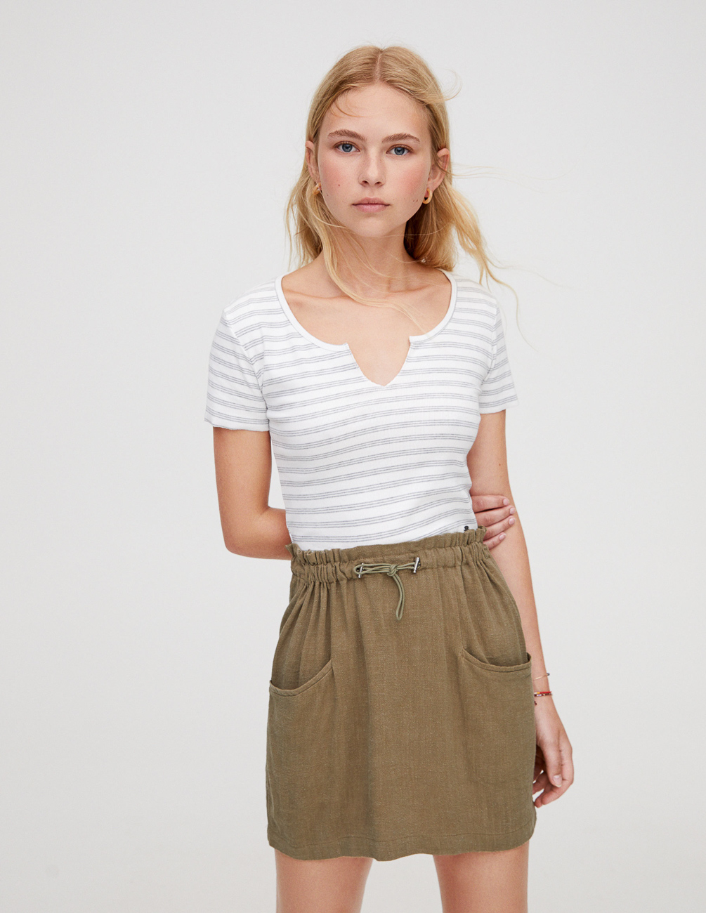 

Футболка PULL & BEAR Ж1066153 (9243/312/828) цвет белый M