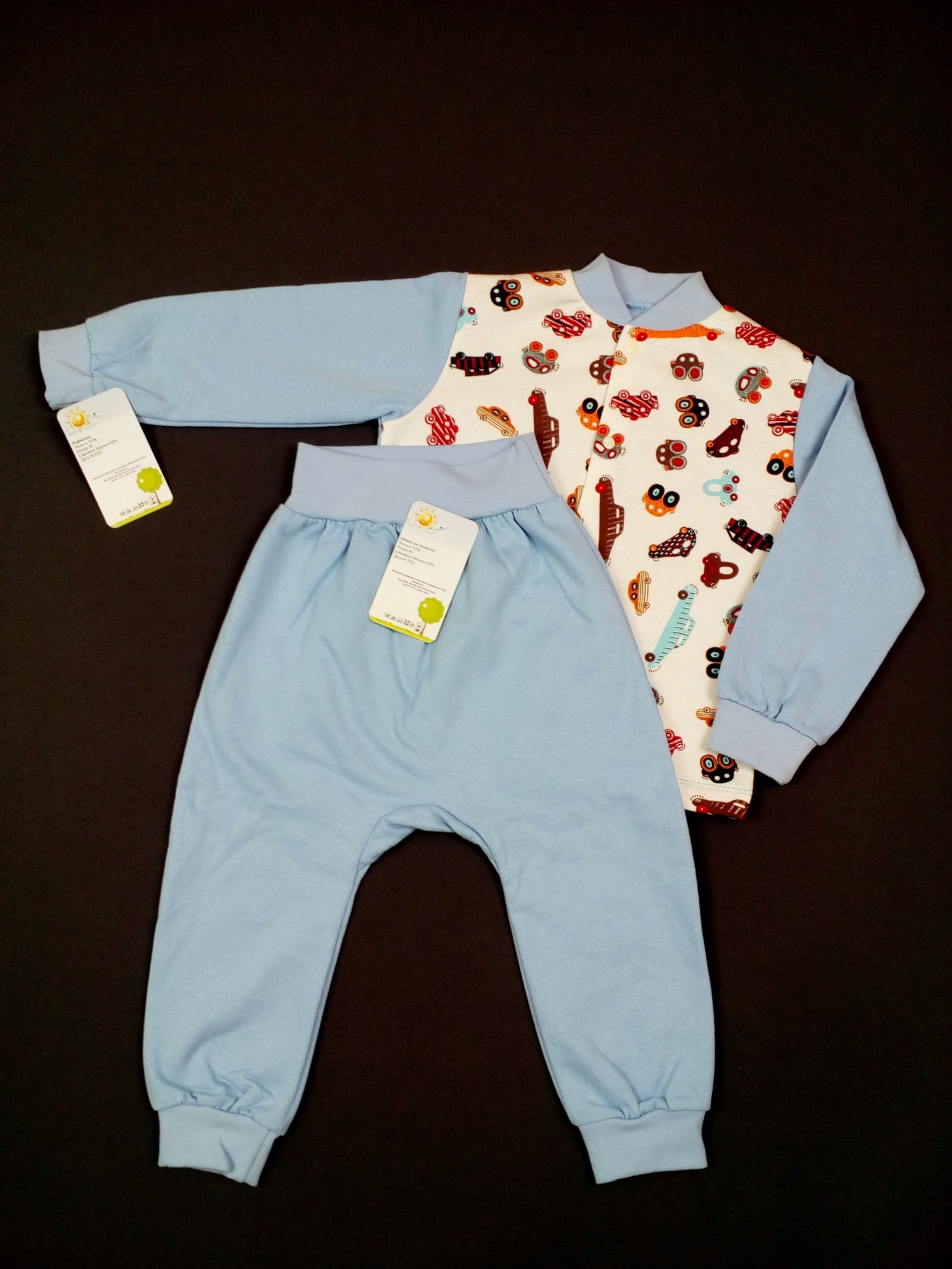 

Комплект из футера кофточка + штанишки HappyTot Машинки 86см голубой 930фН