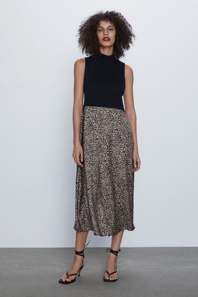 

Платье Zara M Черное с разноцветным (1203-582)