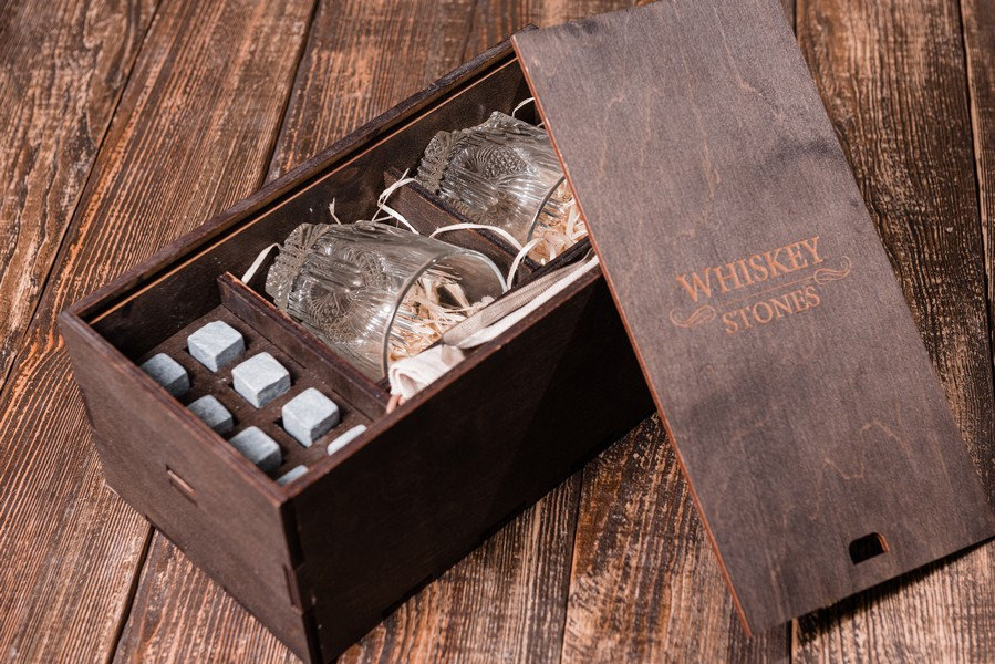 

Камни для виски Whiskey stones Original со стаканами Bormioli Rocco Sestrier в подарочном пенале 8 шт. из стеатита + 2 бокала + щипцы с инструкцией