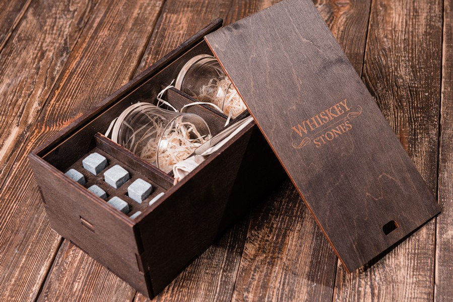 

Камни для виски Whiskey stones Original со стаканами Bohemia Marco в подарочном пенале 8 шт. из стеатита + 2 бокала + щипцы с инструкцией