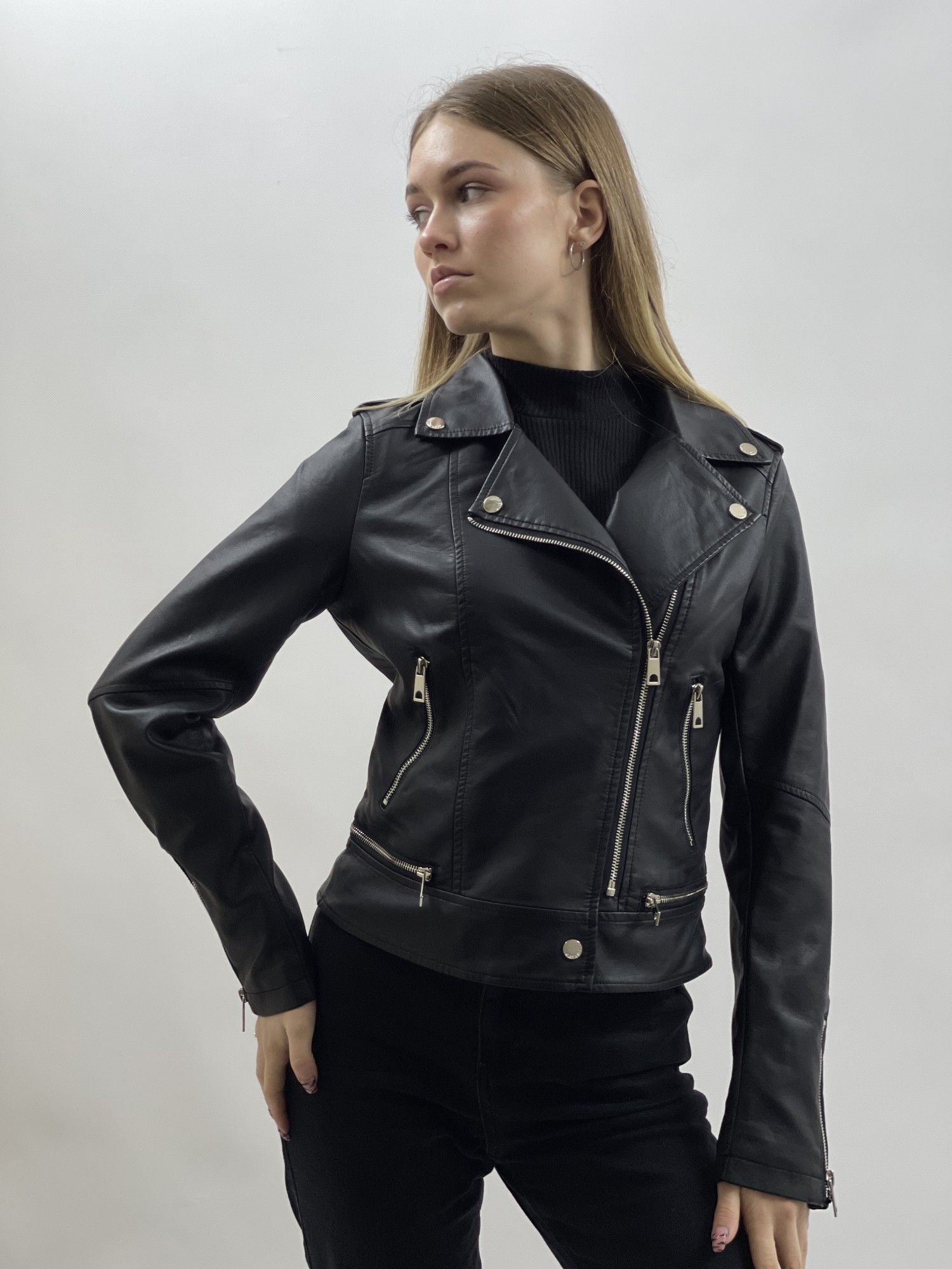 

Куртка косуха из экокожи Miss Sissi  черная 222, Куртка косуха из экокожи Miss Sissi 40 черная 222