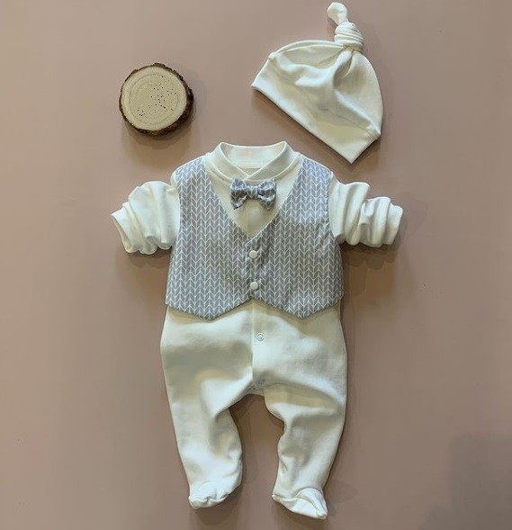 

Костюмчик для мальчика на крестины или выписку Красавчик 56 молочный с серыми узорами