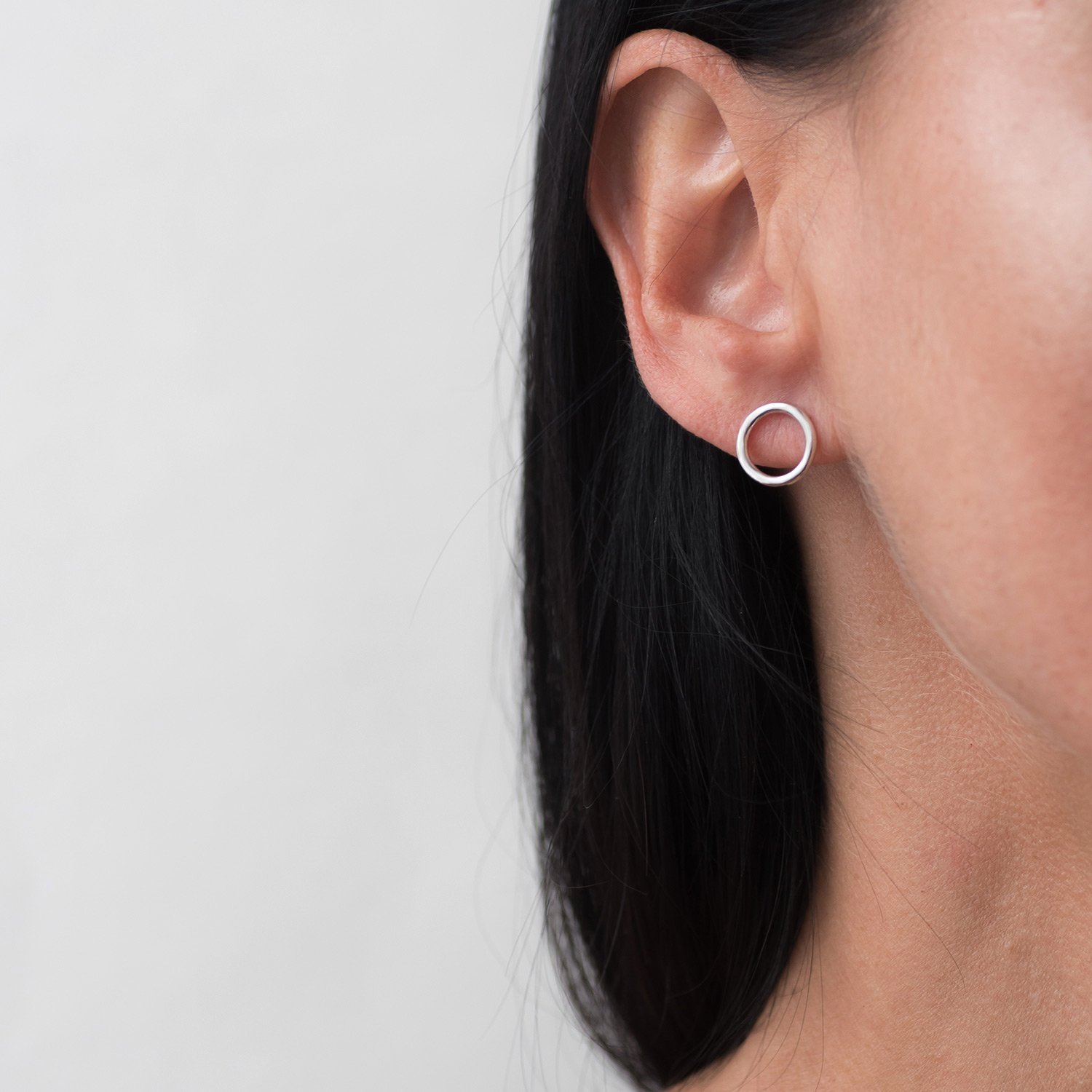 

Серебряные серьги-пусеты "Маленький круговорот" 1.1 см 122490 Оникс